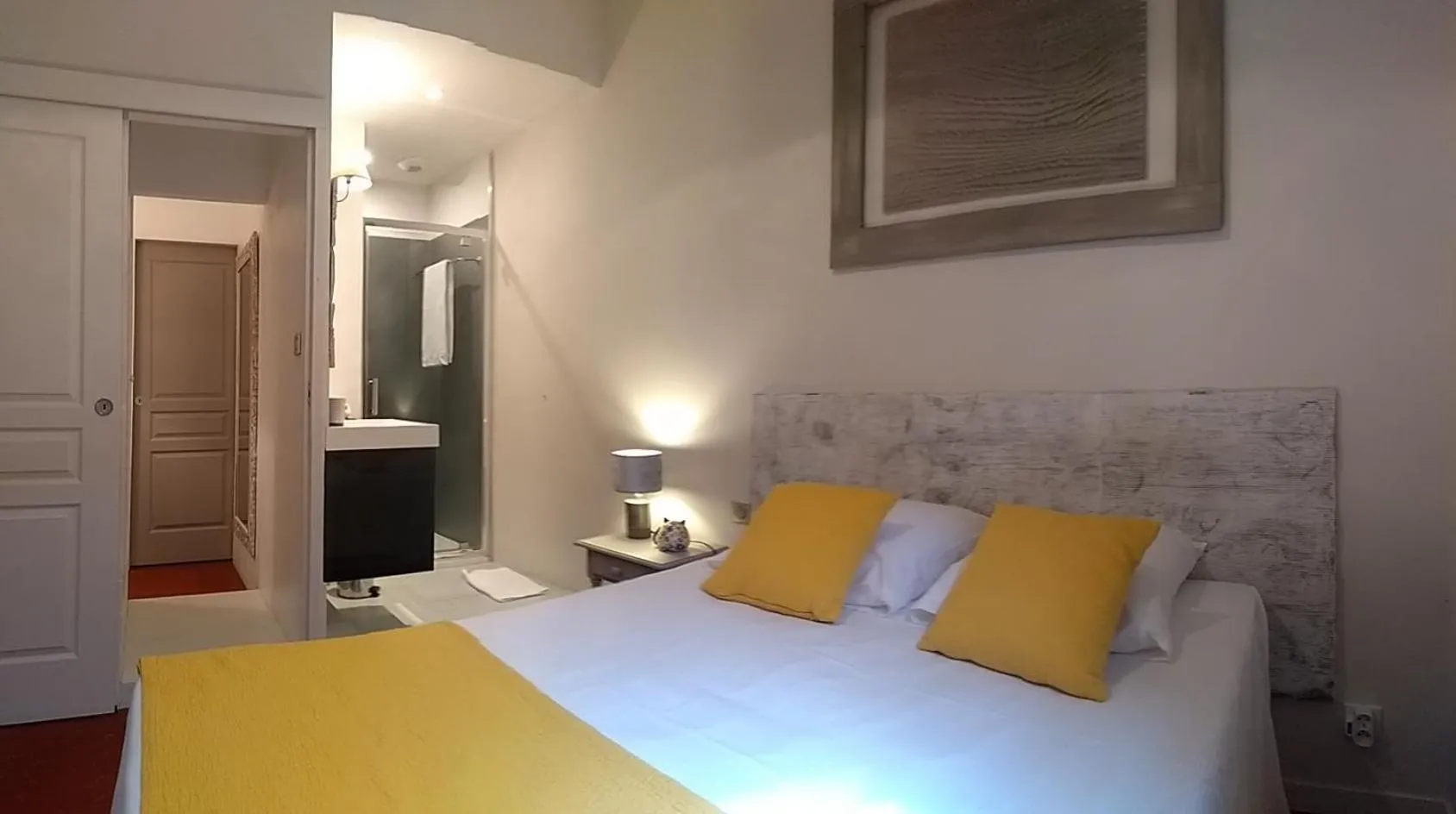 Bathroom, Bed in Mas de Camejean