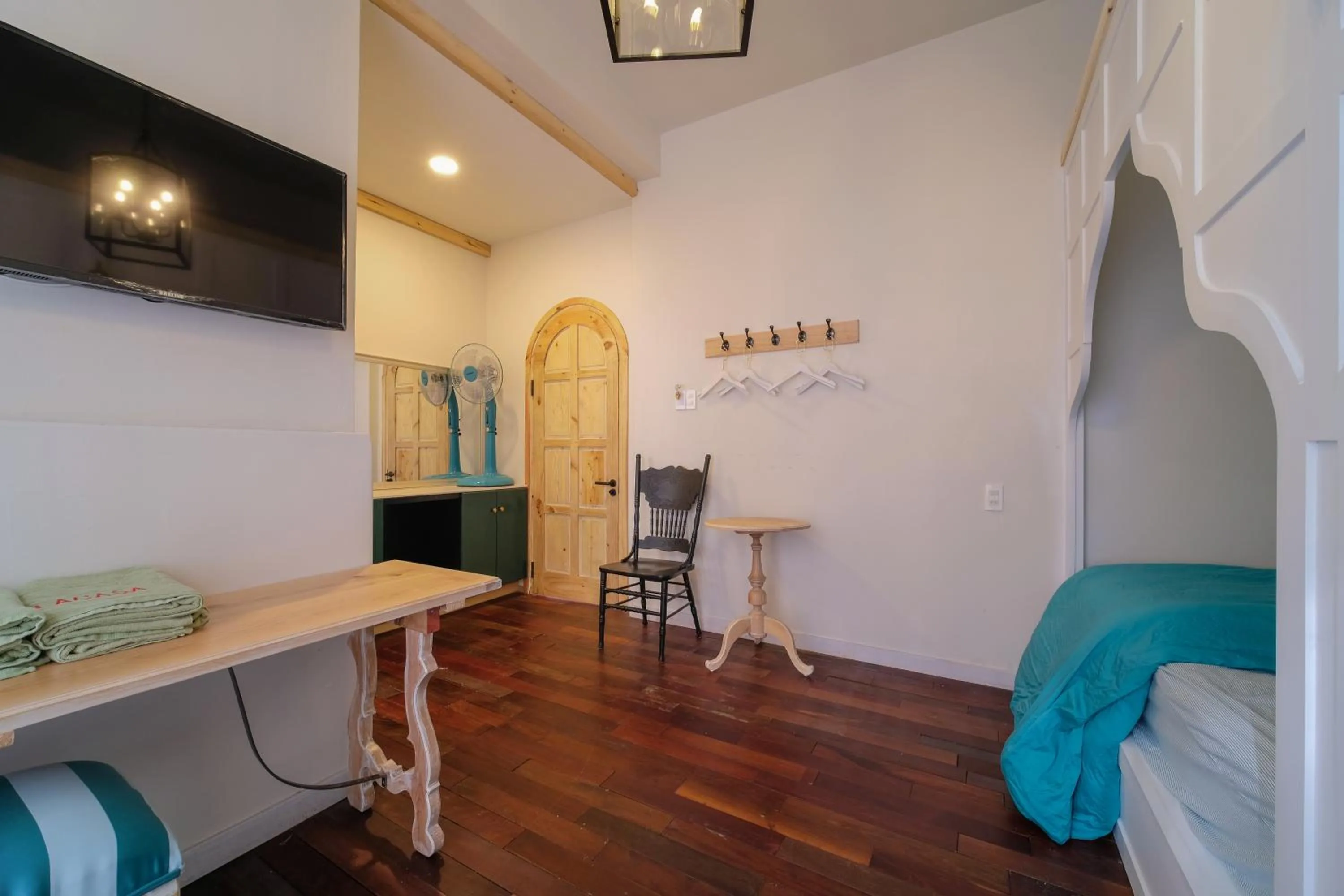 Communal lounge/ TV room, Bed in Lacasa May