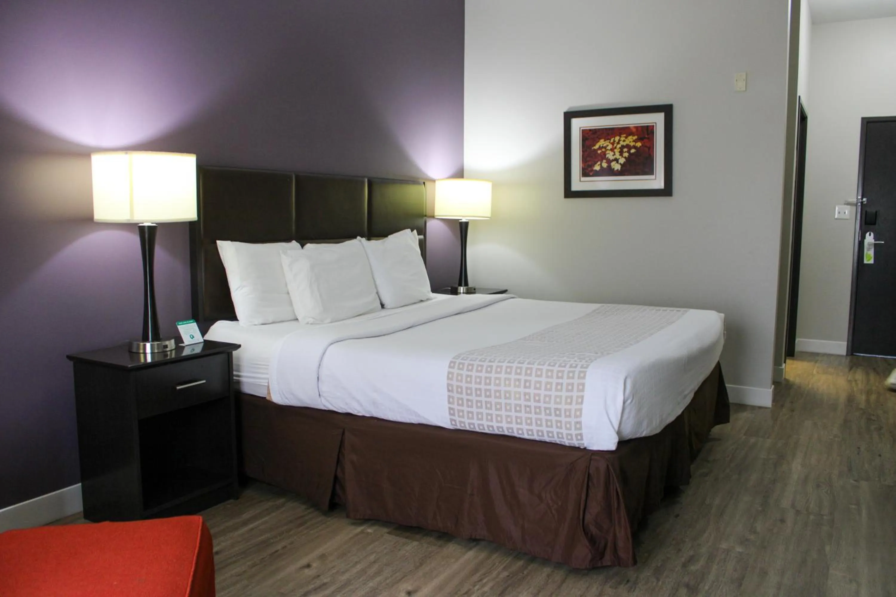 Bed in Parkwood Inn & Suites