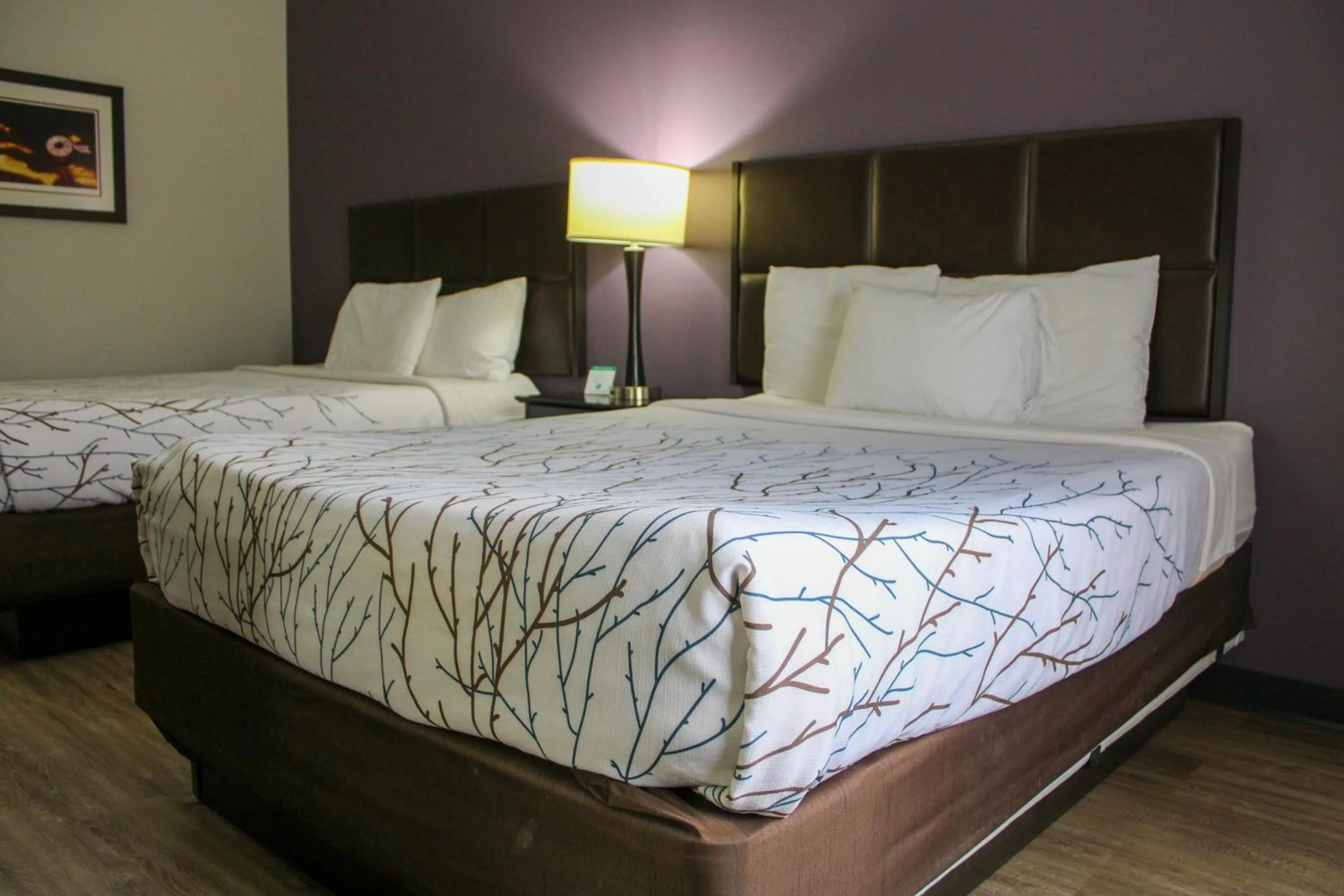 Bed in Parkwood Inn & Suites