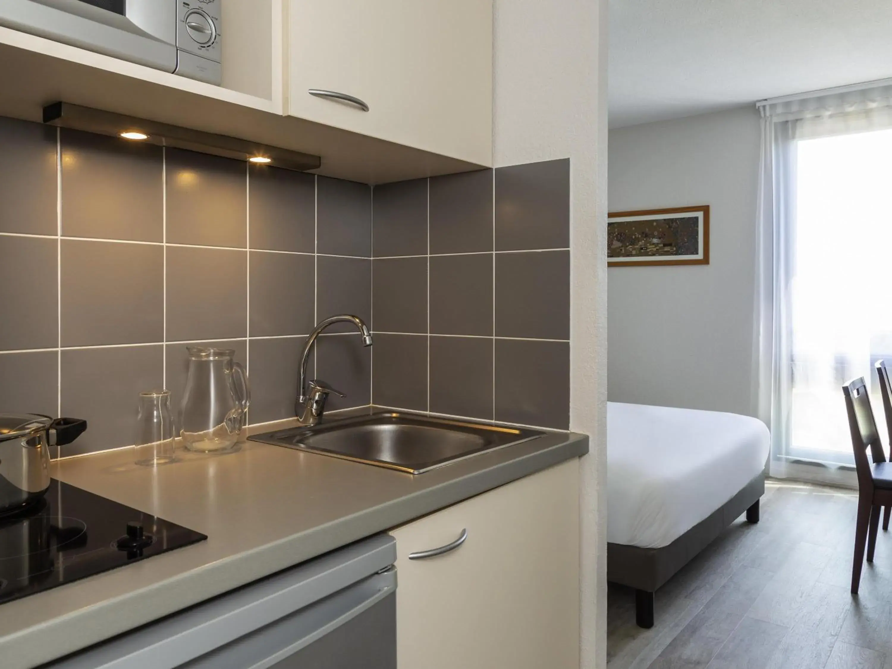 Property building in Aparthotel Adagio Access Avignon Property building in Aparthotel Adagio Access Avignon