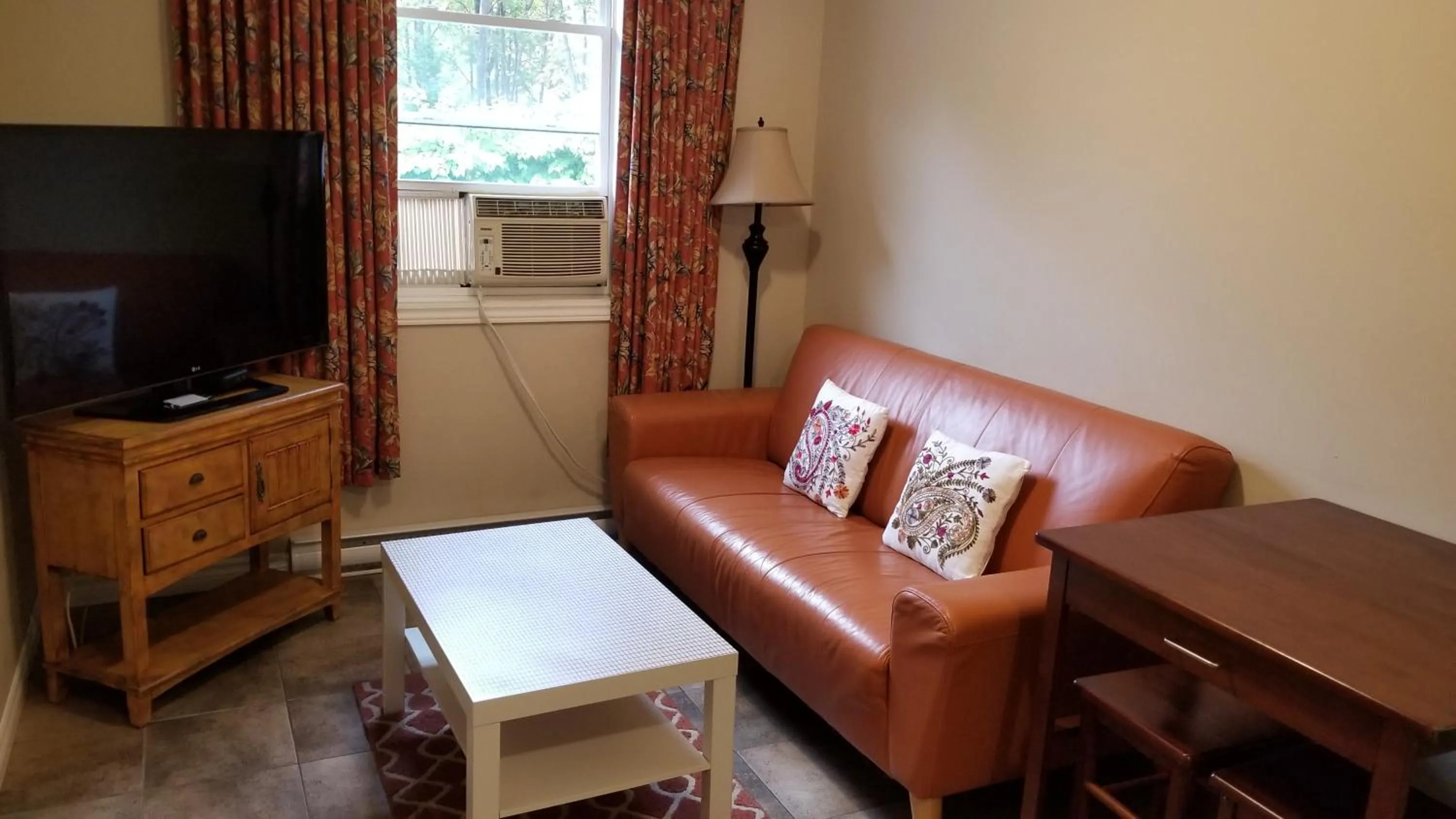 Two-Bedroom Apartment with two Single Beds in Rothesay Motel