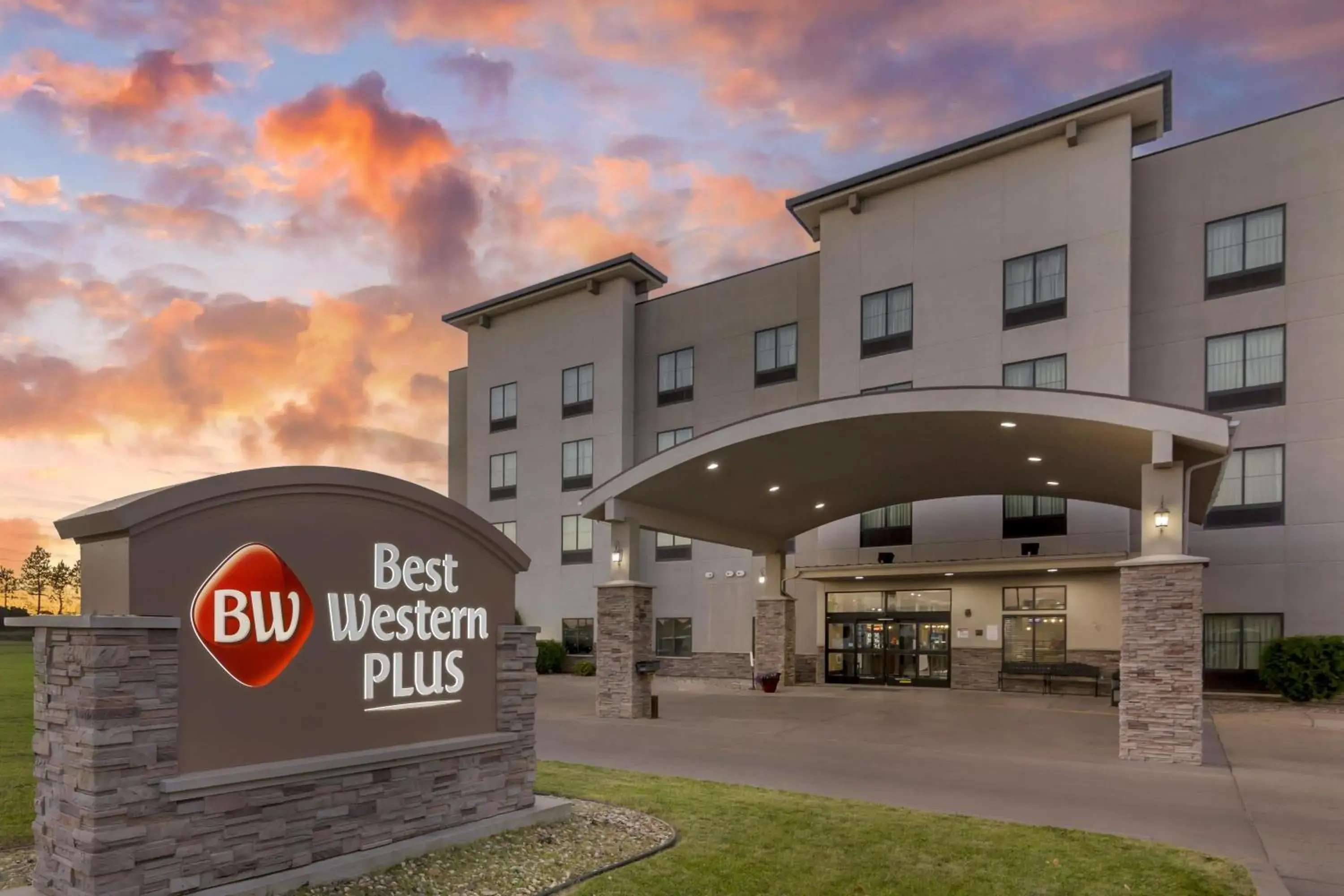 Property building in Best Western Plus Williston Hotel & Suites Property building in Best Western Plus Williston Hotel & Suites
