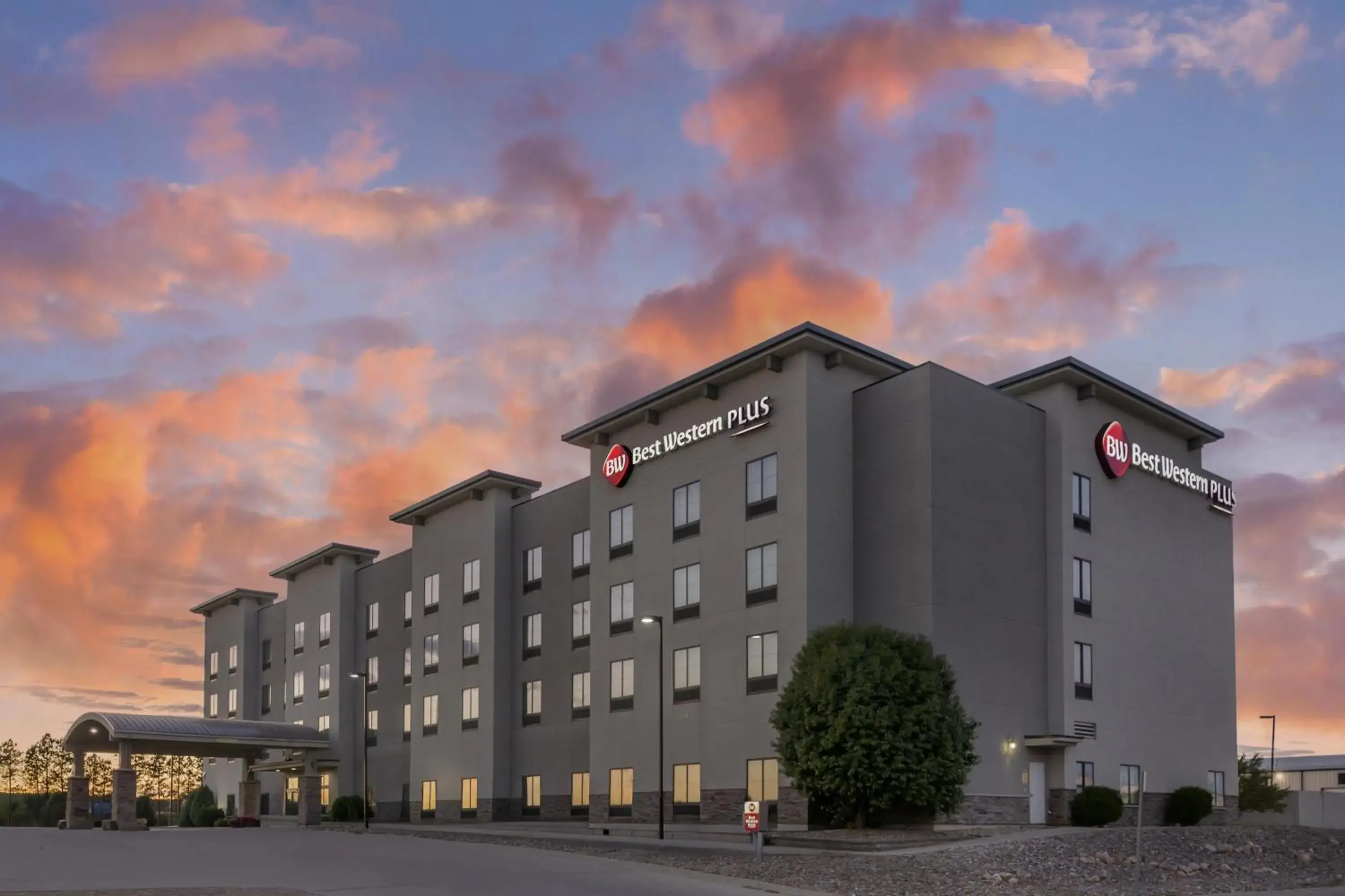 Property building in Best Western Plus Williston Hotel & Suites Property building in Best Western Plus Williston Hotel & Suites