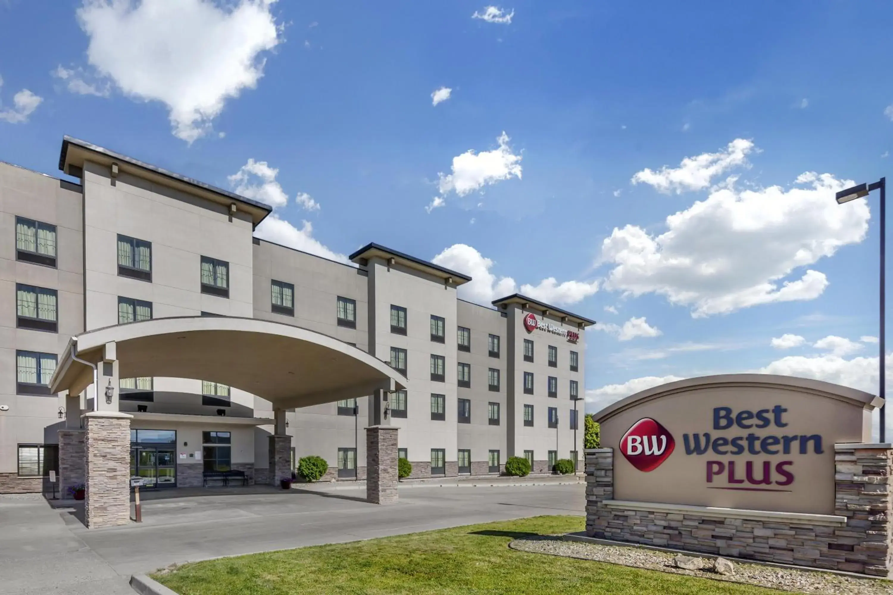 Property building in Best Western Plus Williston Hotel & Suites Property building in Best Western Plus Williston Hotel & Suites