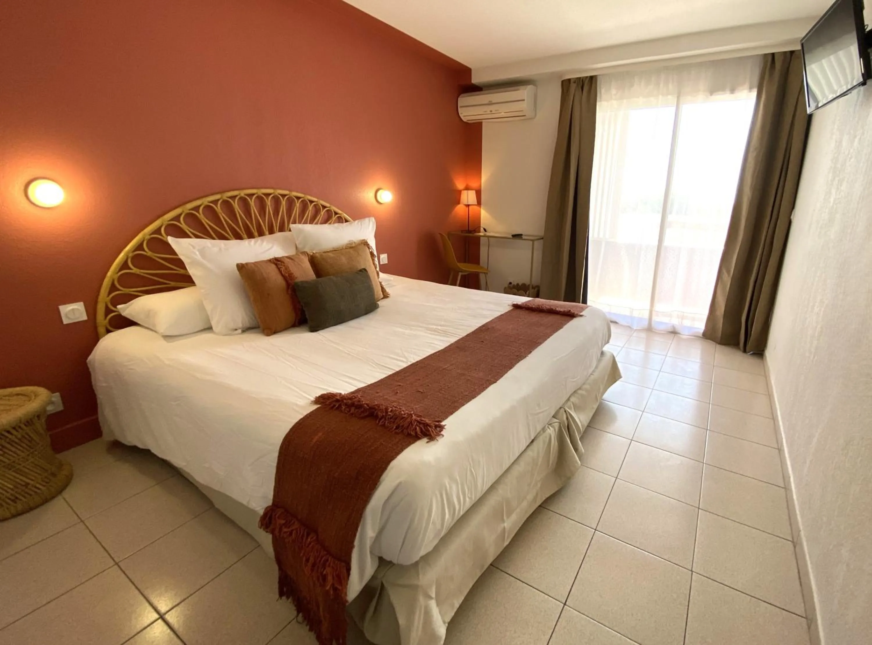 Classic double room (king-size Bed or twins) with balcony and street view in Hôtel Bellevue Cap d'Agde