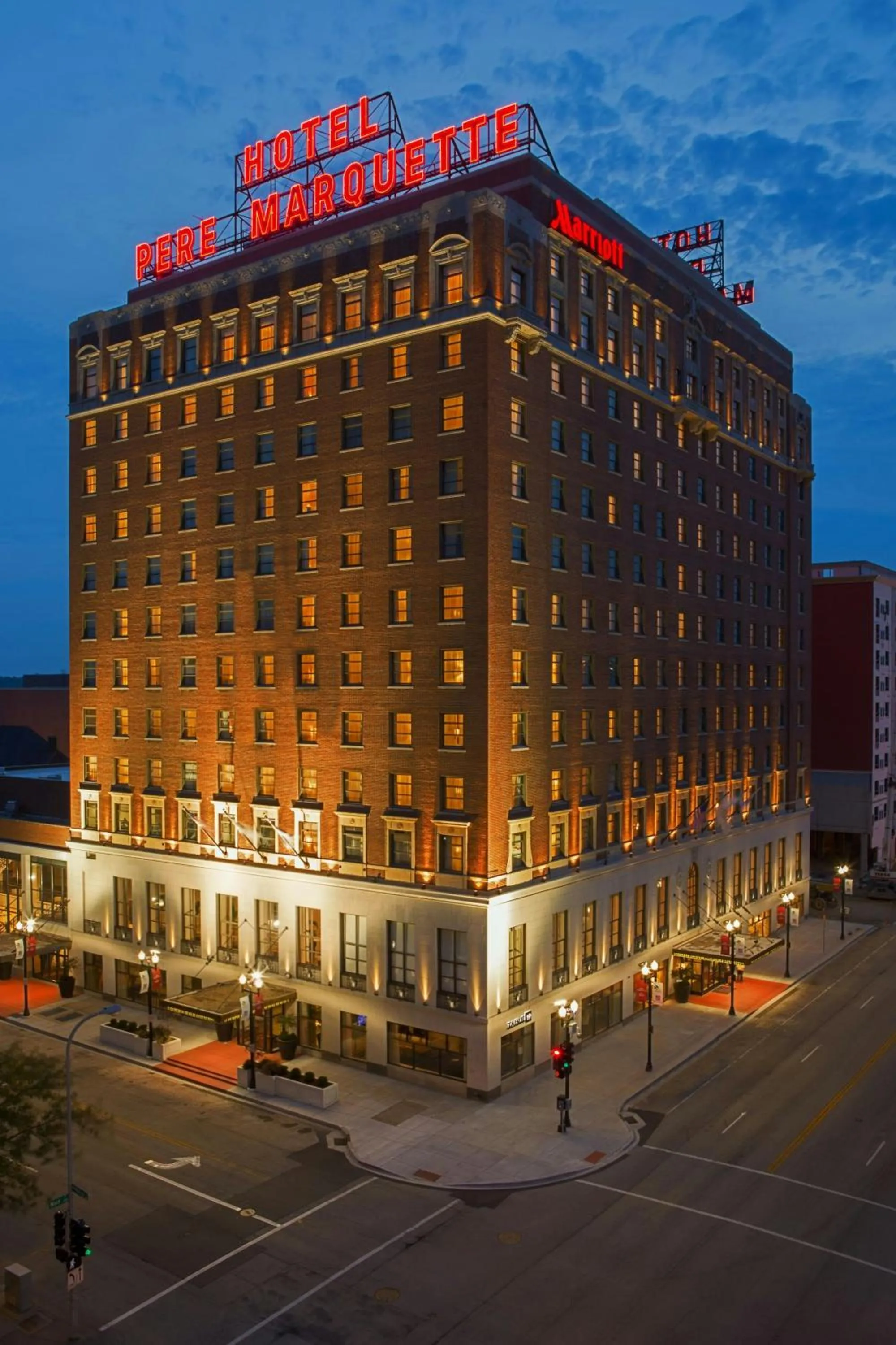 Property building in Peoria Marriott Pere Marquette