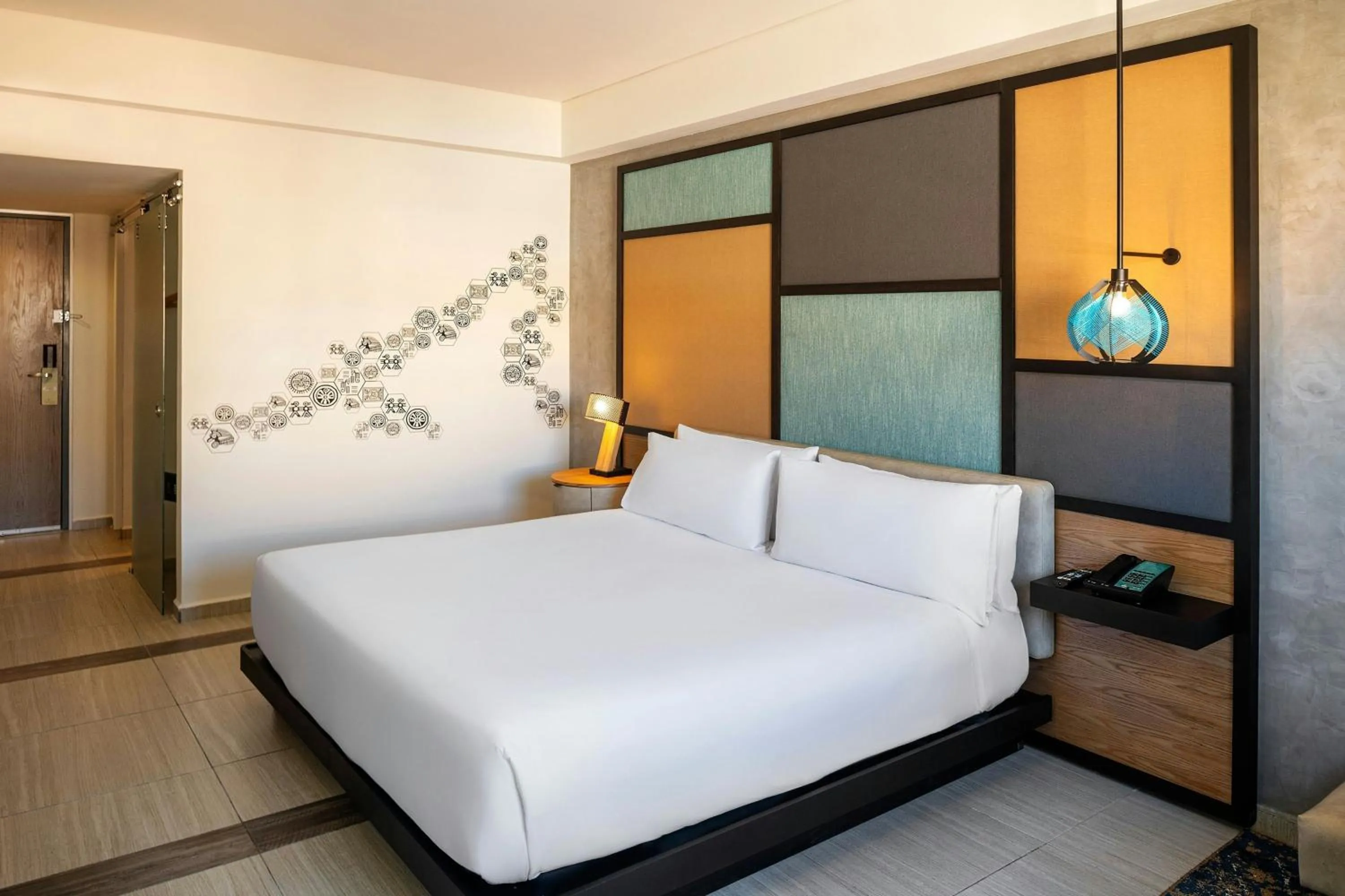 Photo of the whole room, Bed in Aloft Cancun