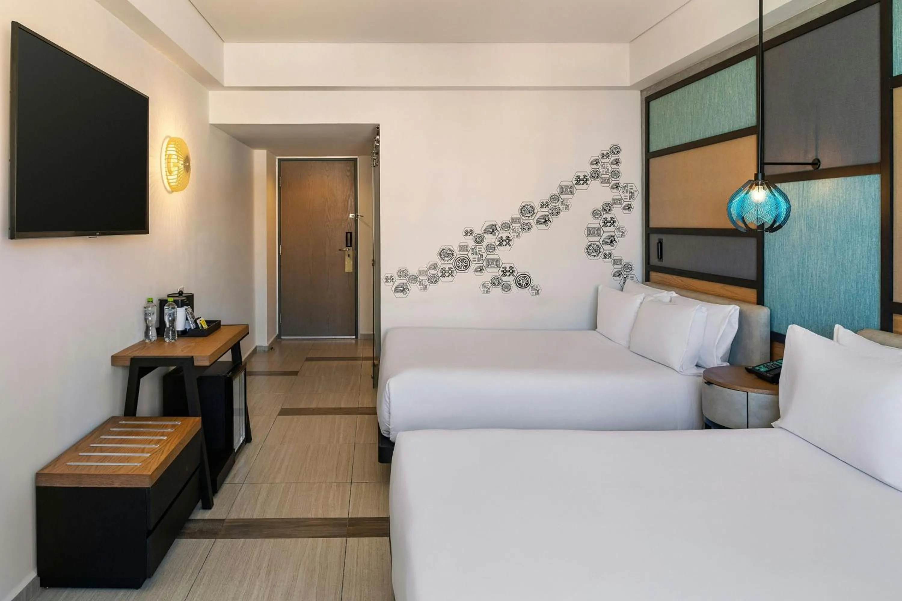 Photo of the whole room, Bed in Aloft Cancun