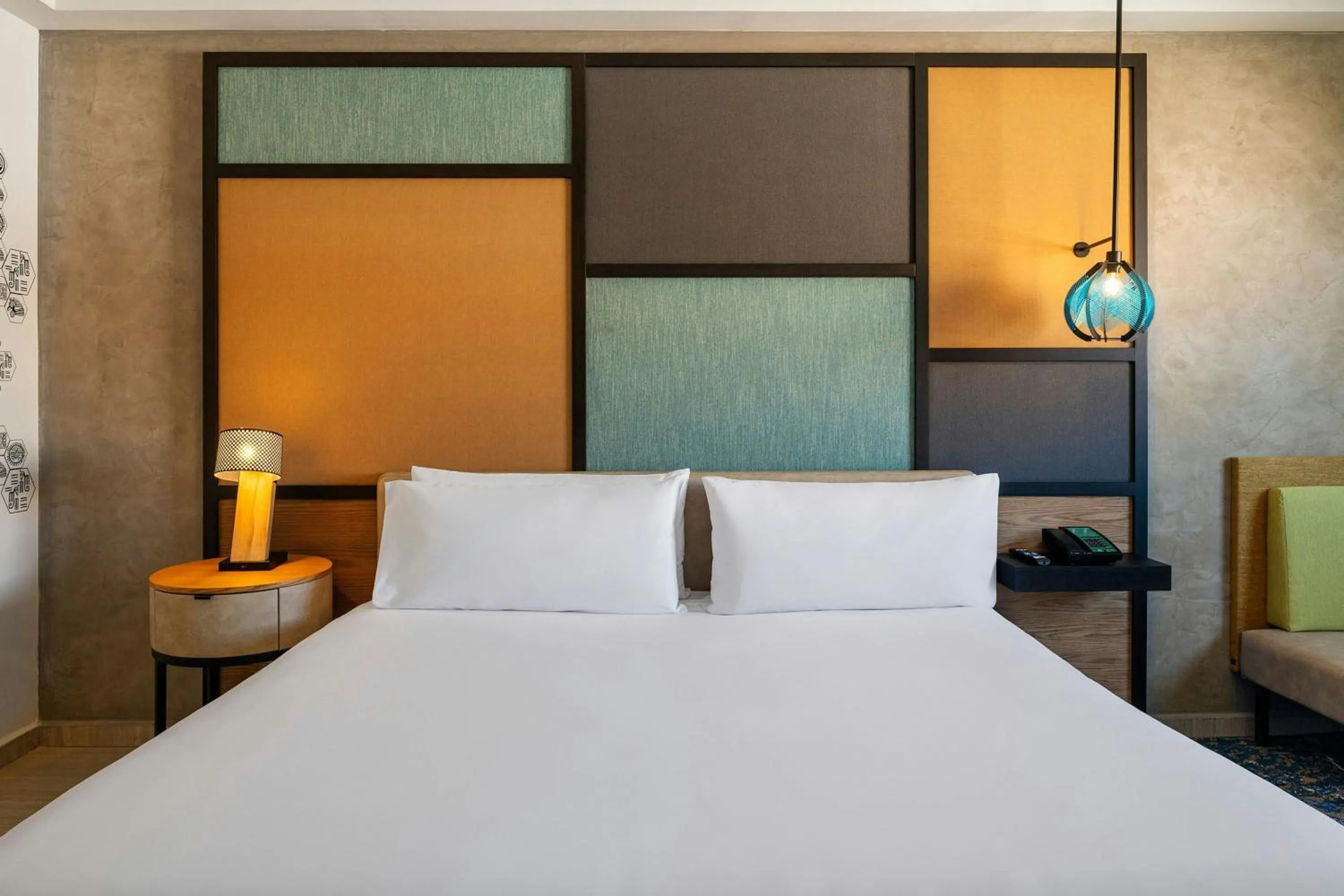 Photo of the whole room, Bed in Aloft Cancun