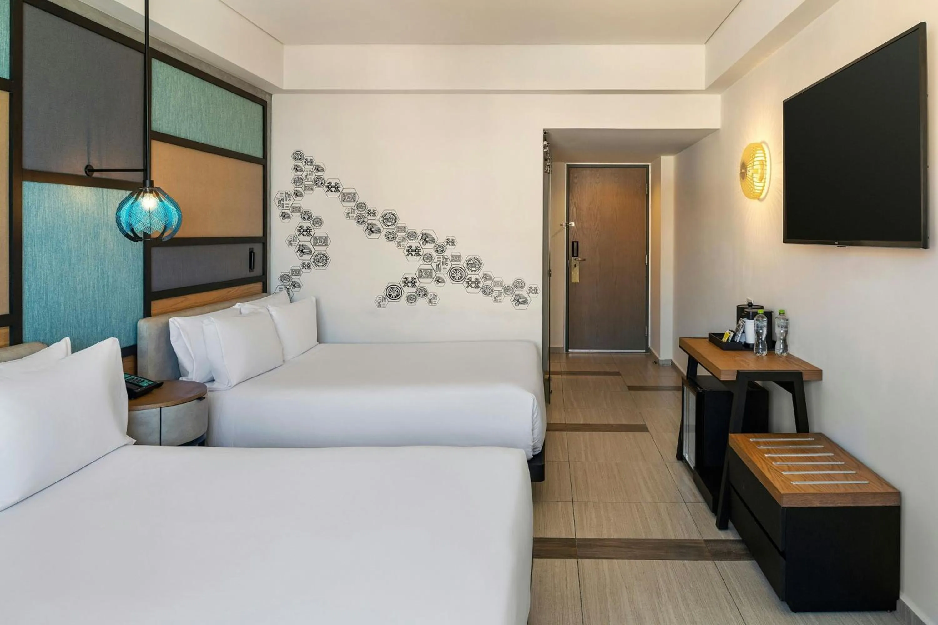 Photo of the whole room, Bed in Aloft Cancun