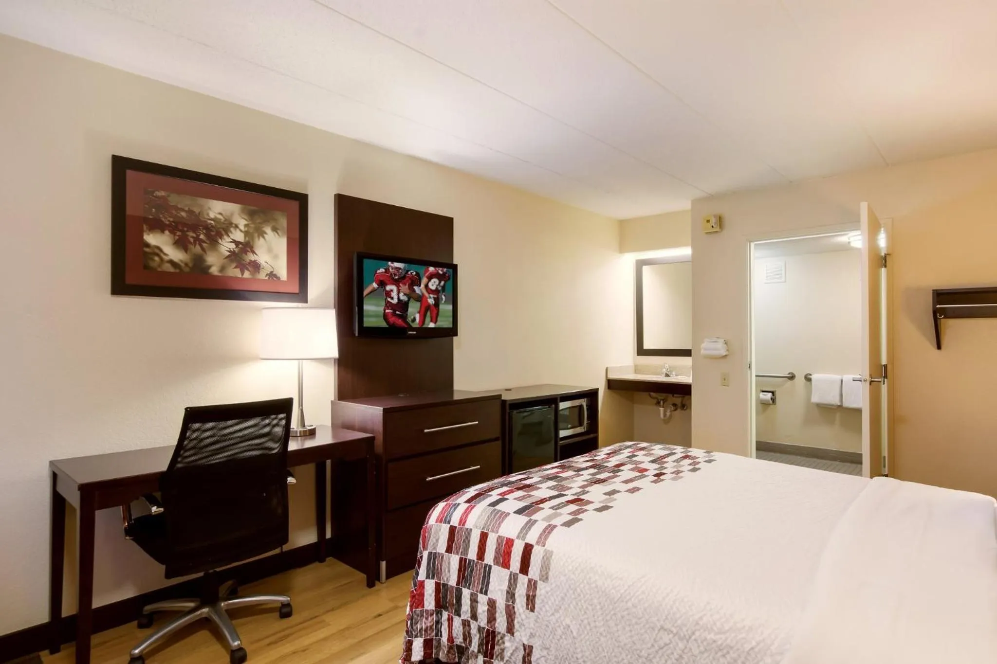 Bedroom, Bed in Red Roof Inn Kalamazoo East – Expo Center