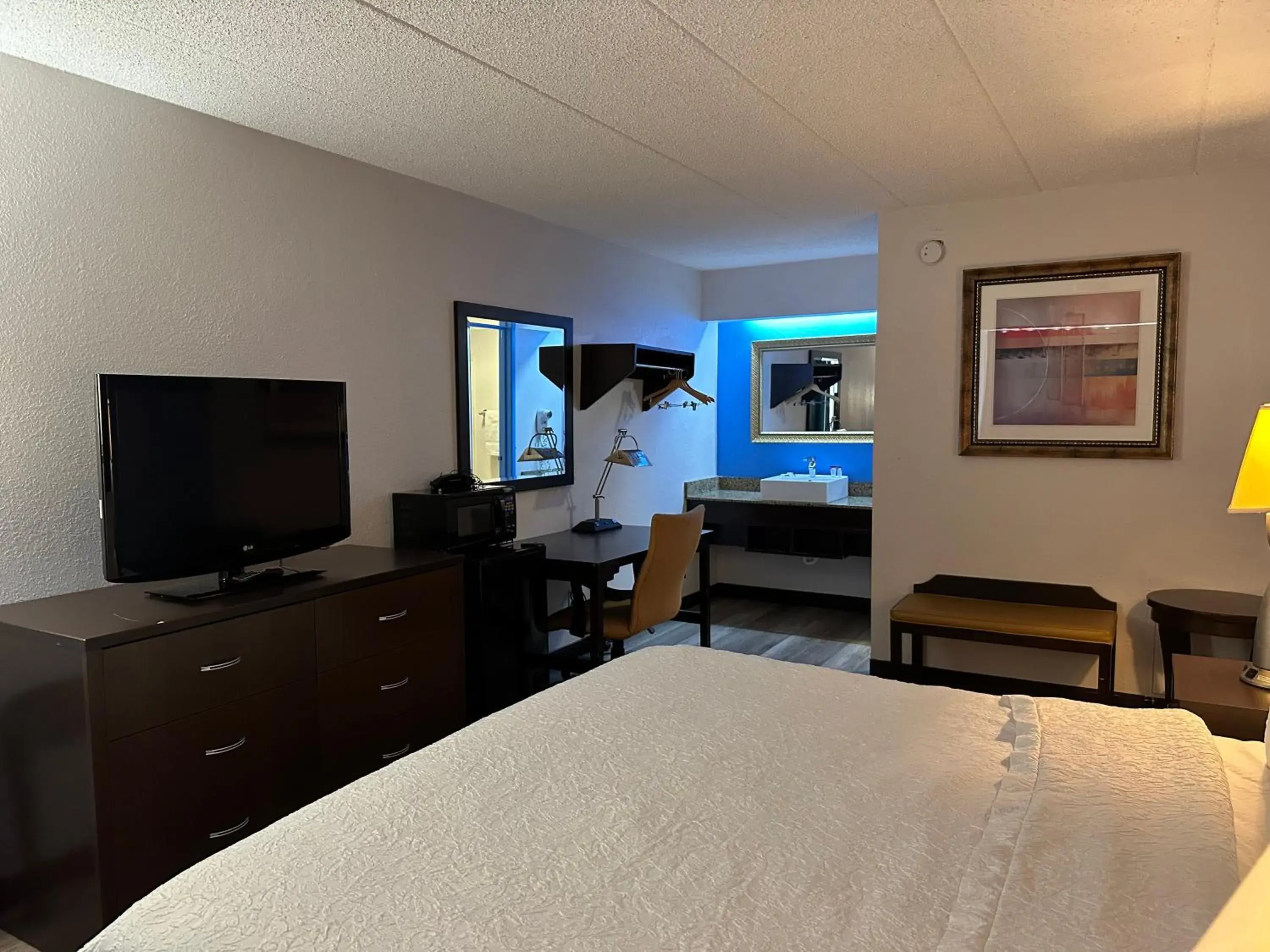 Bed, TV/Entertainment Center in Red Roof Inn Flint - Bishop Airport