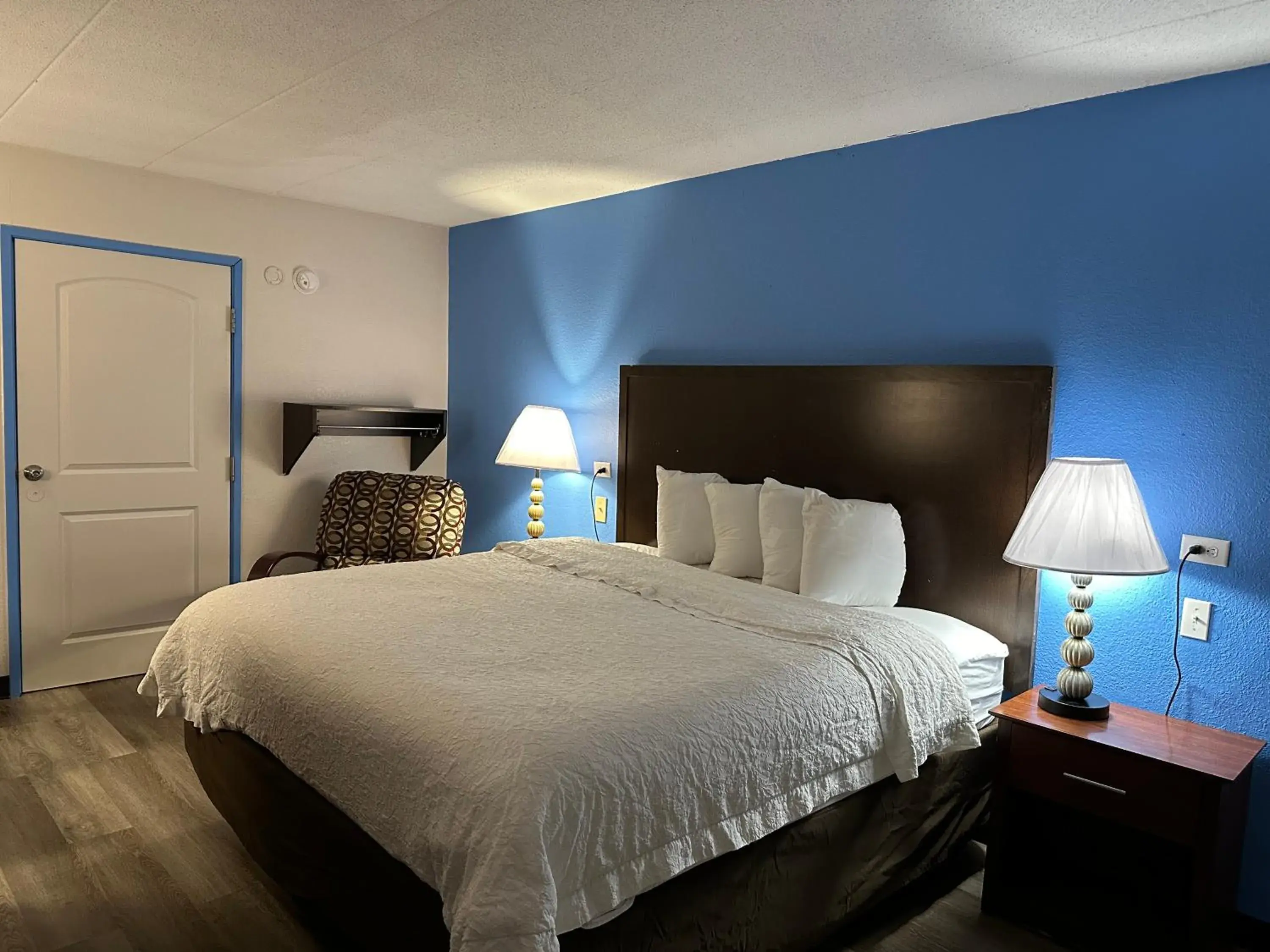 Bedroom, Bed in American Inn & Suites Bishop Airport Flint Bedroom, Bed in American Inn & Suites Bishop Airport Flint