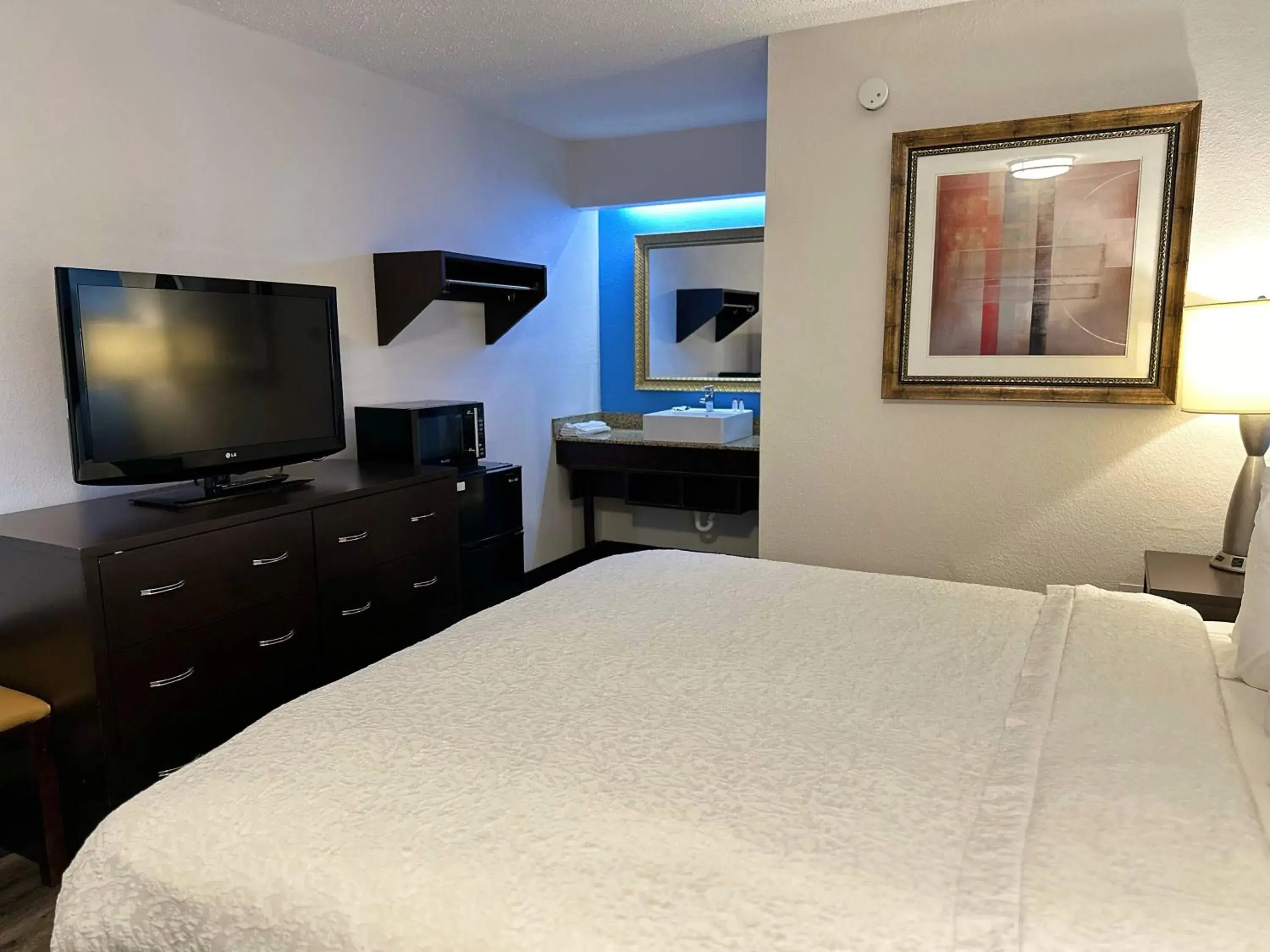 Bed, TV/Entertainment Center in Red Roof Inn Flint - Bishop Airport