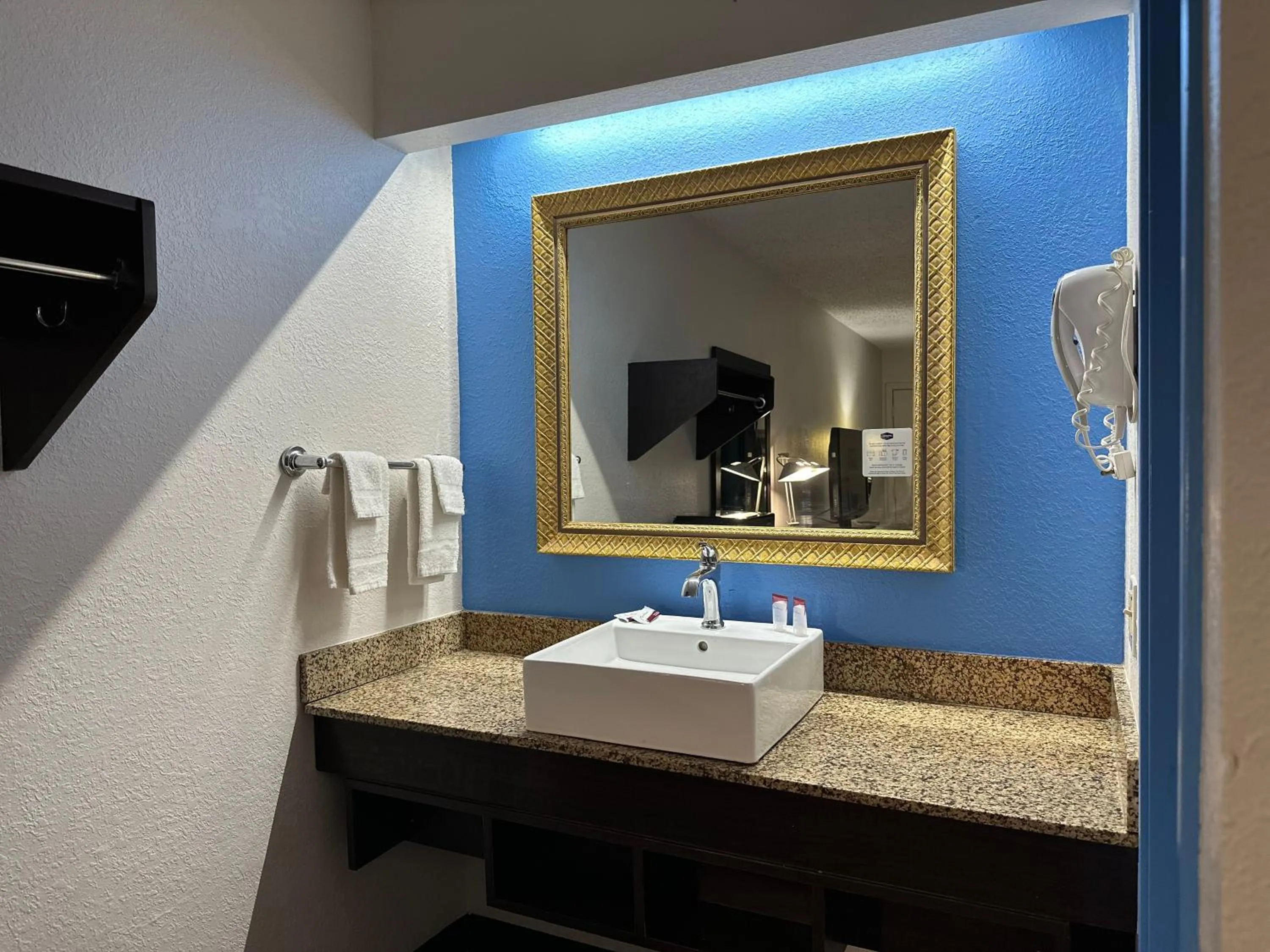 Bathroom in American Inn & Suites Bishop Airport Flint