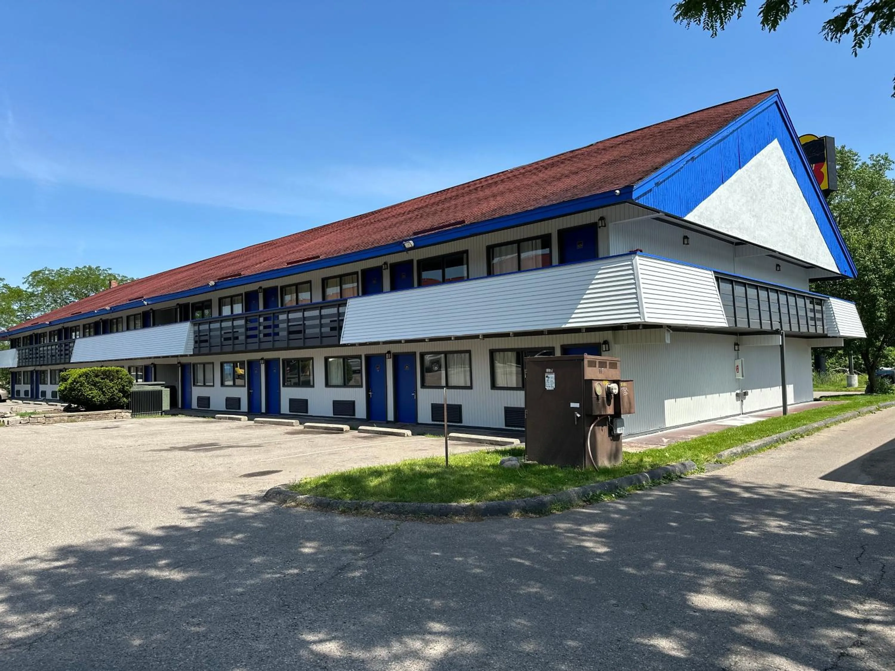 Property building in American Inn & Suites Bishop Airport Flint