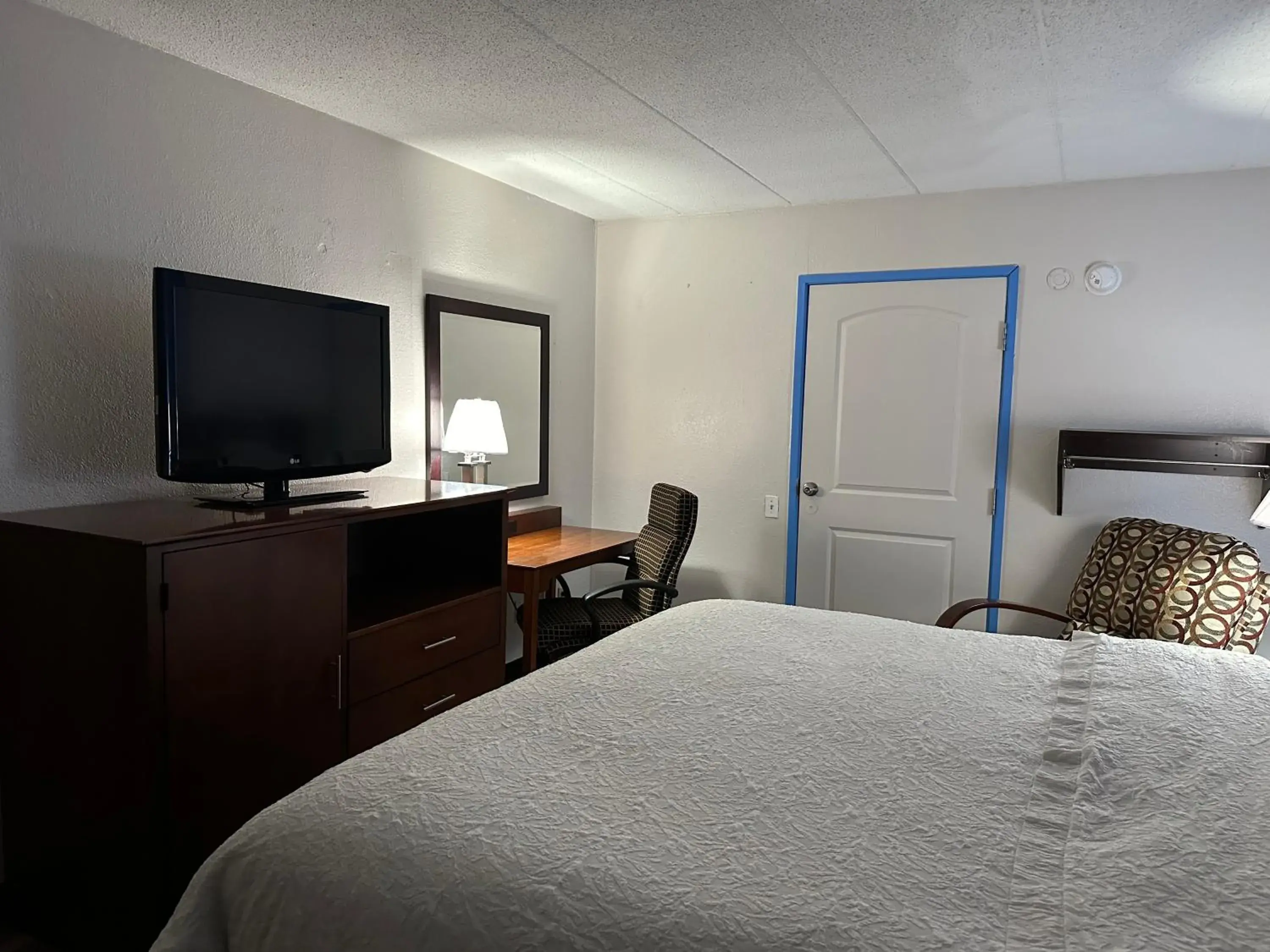 Evening entertainment, Bed in American Inn & Suites Bishop Airport Flint Evening entertainment, Bed in American Inn & Suites Bishop Airport Flint