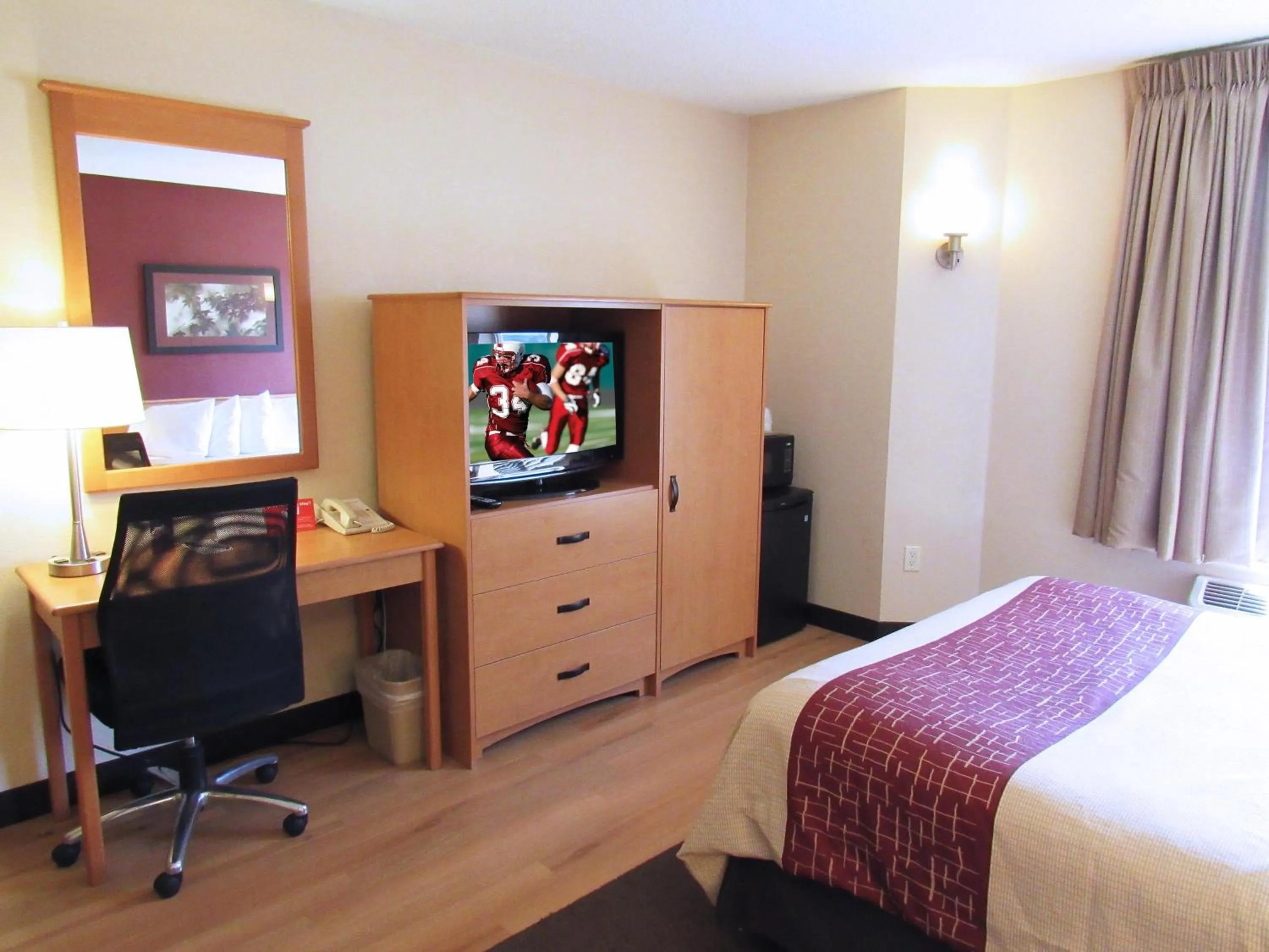 Photo of the whole room, Bed in Red Roof Inn Fargo - I-94/Medical Center