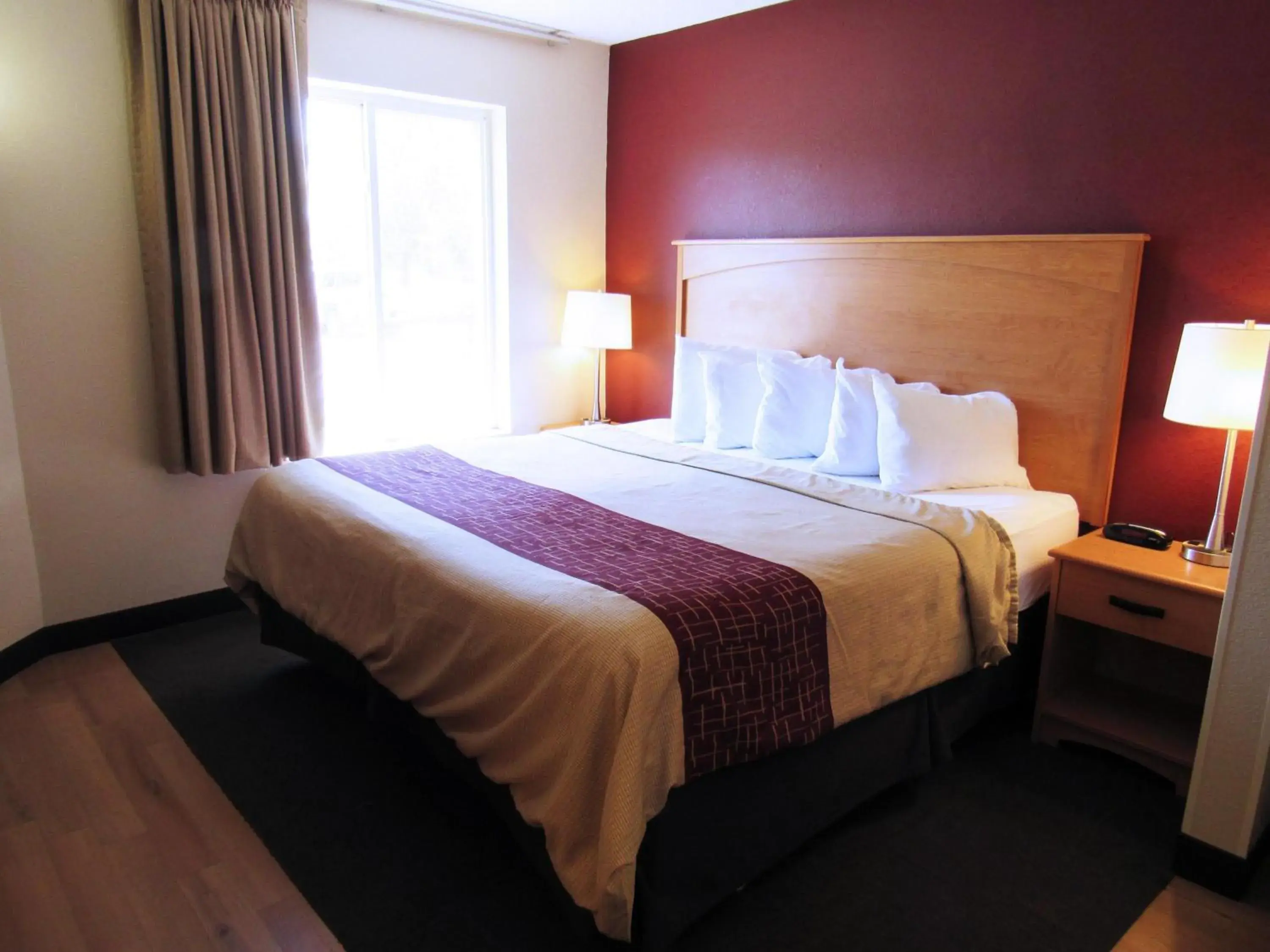 Superior King Room Non-Smoking in Red Roof Inn Fargo - I-94/Medical Center Superior King Room Non-Smoking in Red Roof Inn Fargo - I-94/Medical Center