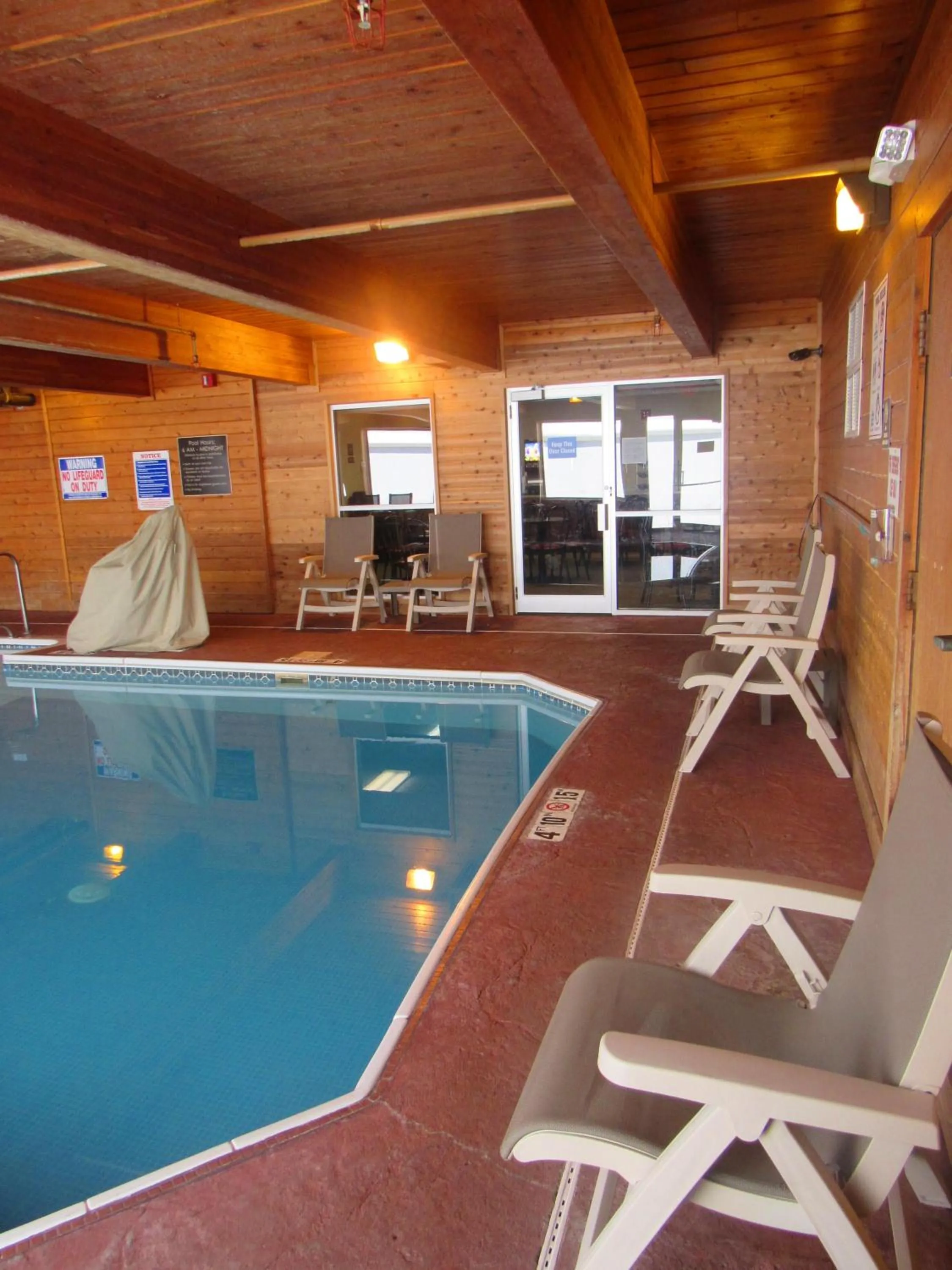 Swimming pool in Red Roof Inn Fargo - I-94/Medical Center