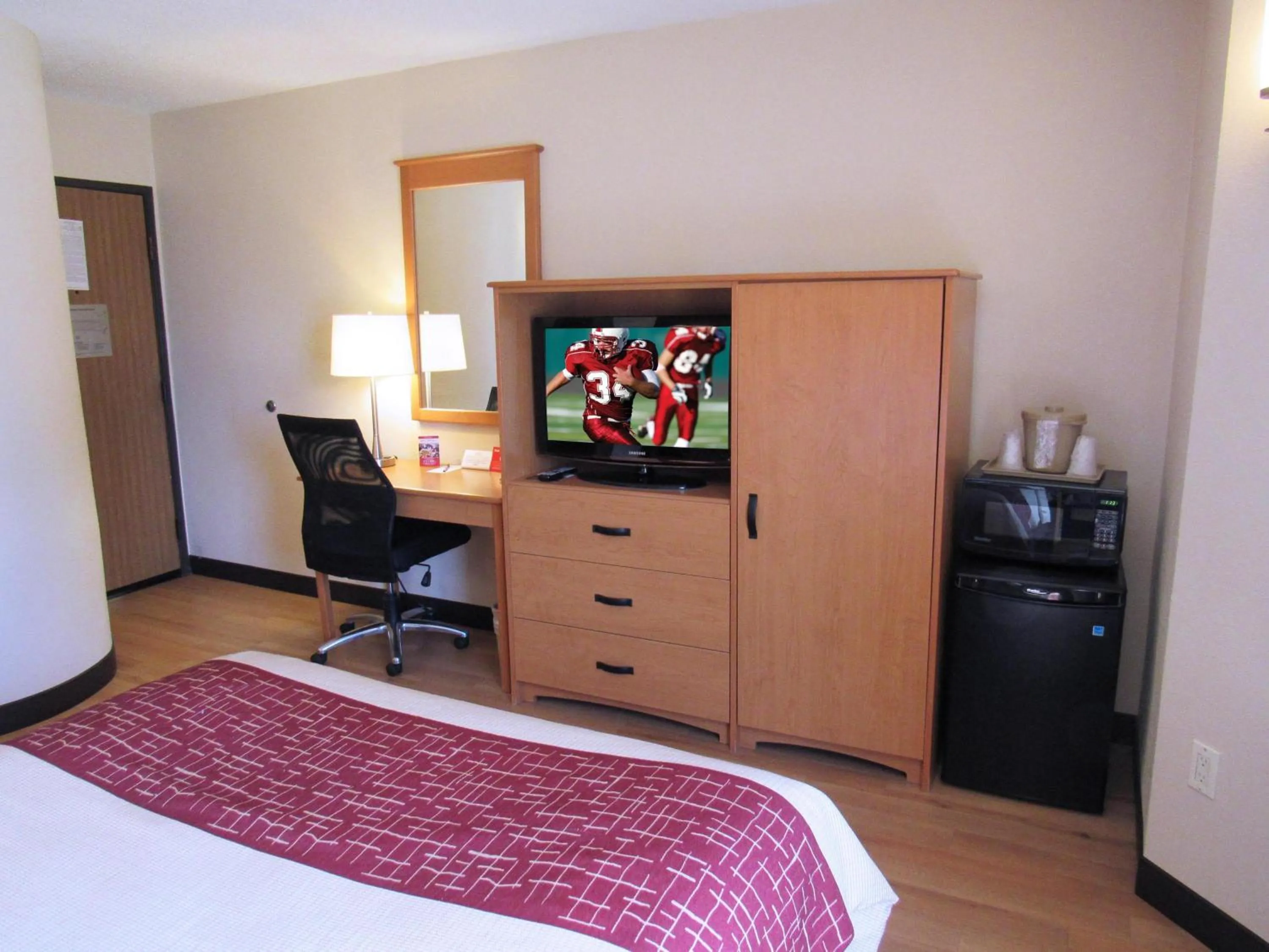 Photo of the whole room, Bed in Red Roof Inn Fargo - I-94/Medical Center