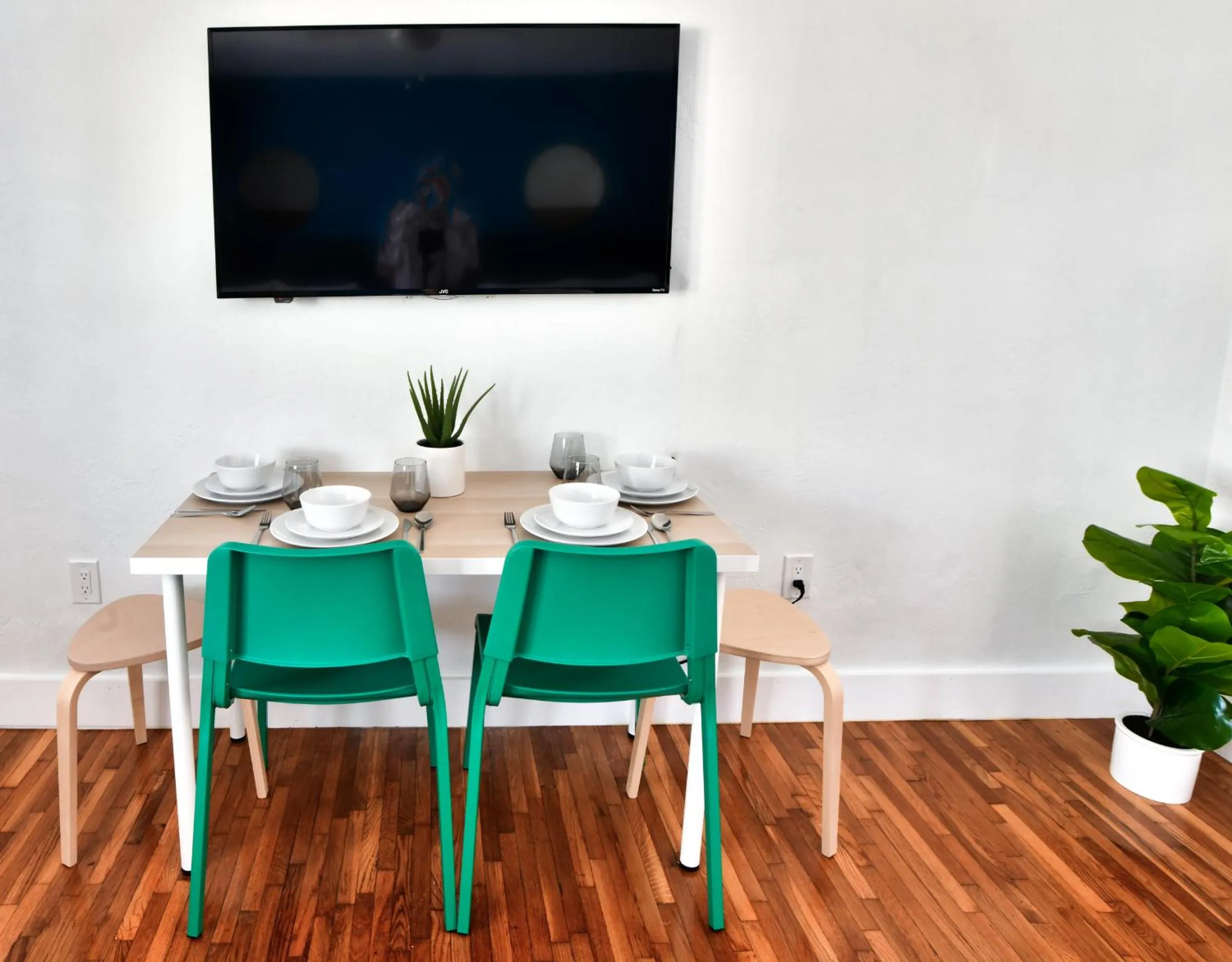 TV and multimedia in Broadwaysuites Downtown By RocketStay