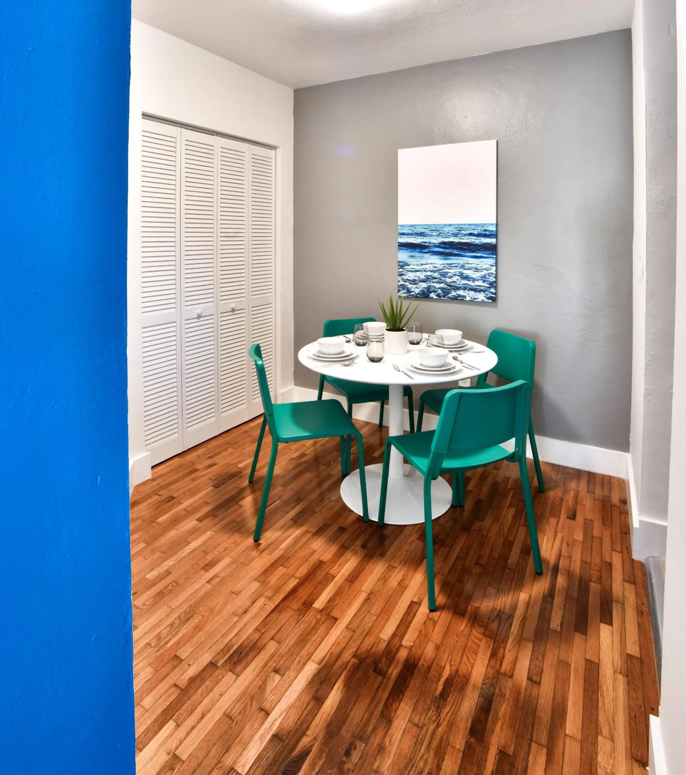 Seating area in Broadwaysuites Downtown By RocketStay