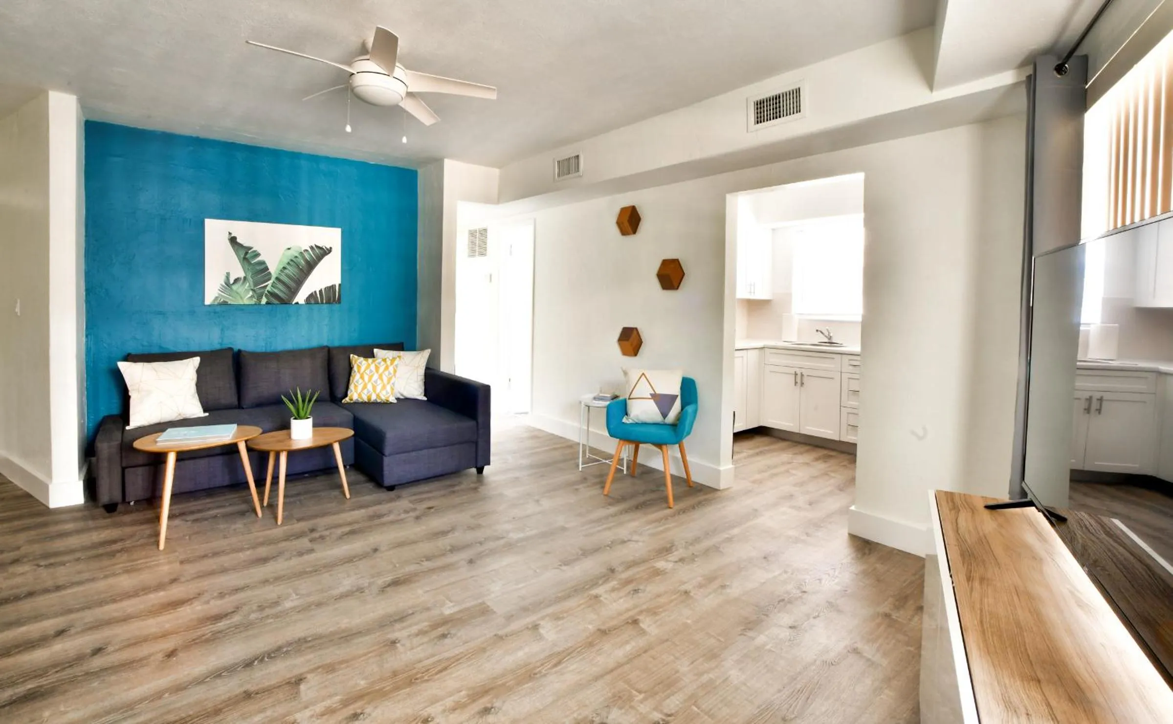 Living room in Broadwaysuites Downtown By RocketStay