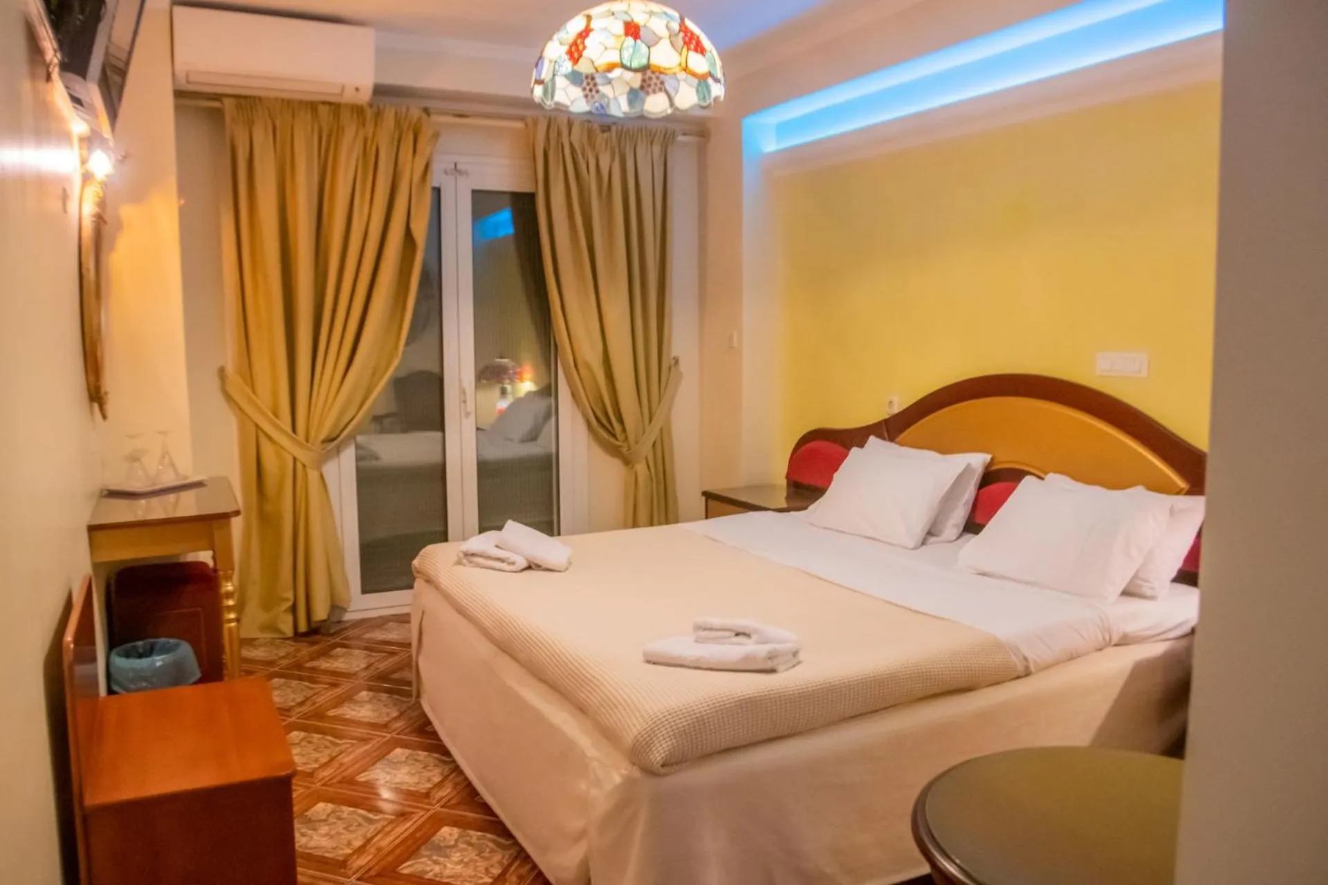 Bed in Hotel Astoria