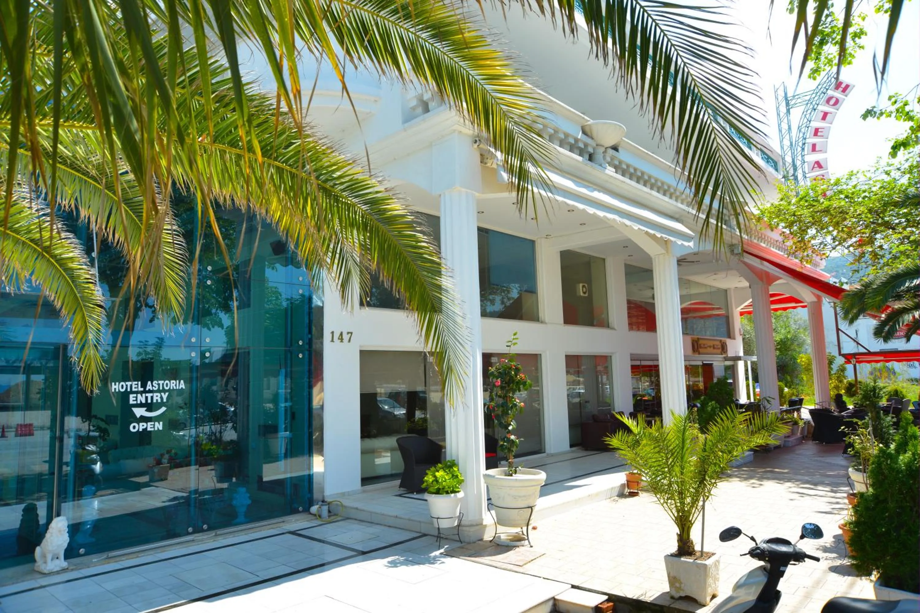 Facade/entrance in Hotel Astoria