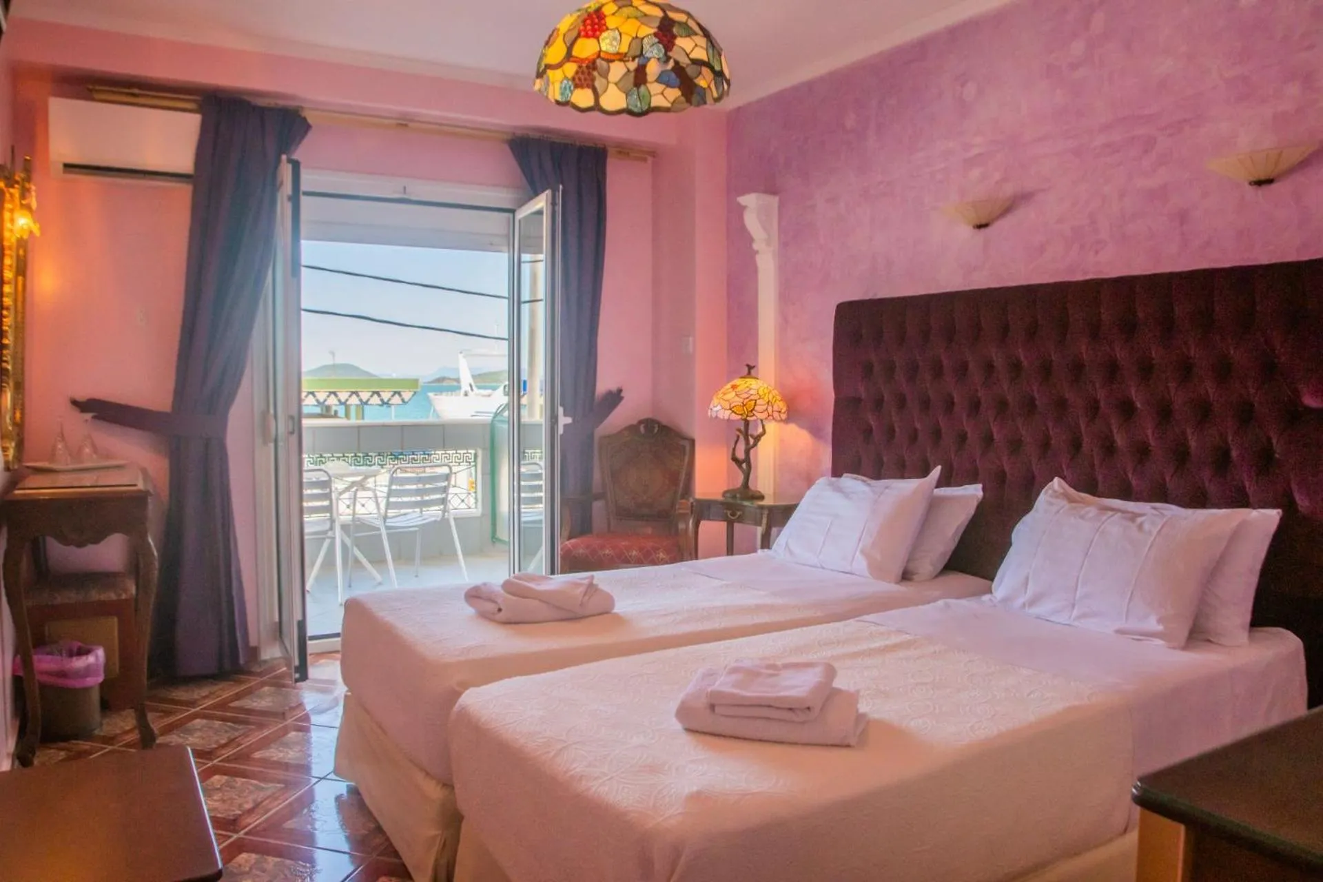 Photo of the whole room, Bed in Hotel Astoria