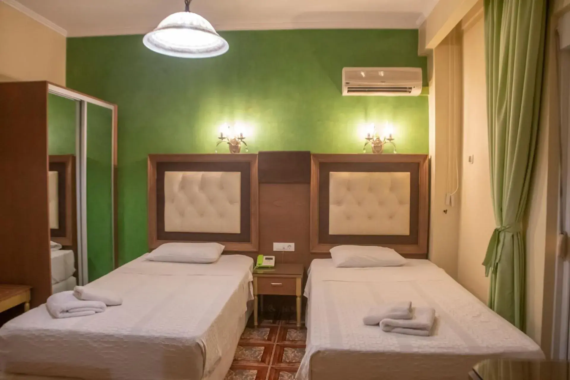 Classic Twin Room in Hotel Astoria Classic Twin Room in Hotel Astoria