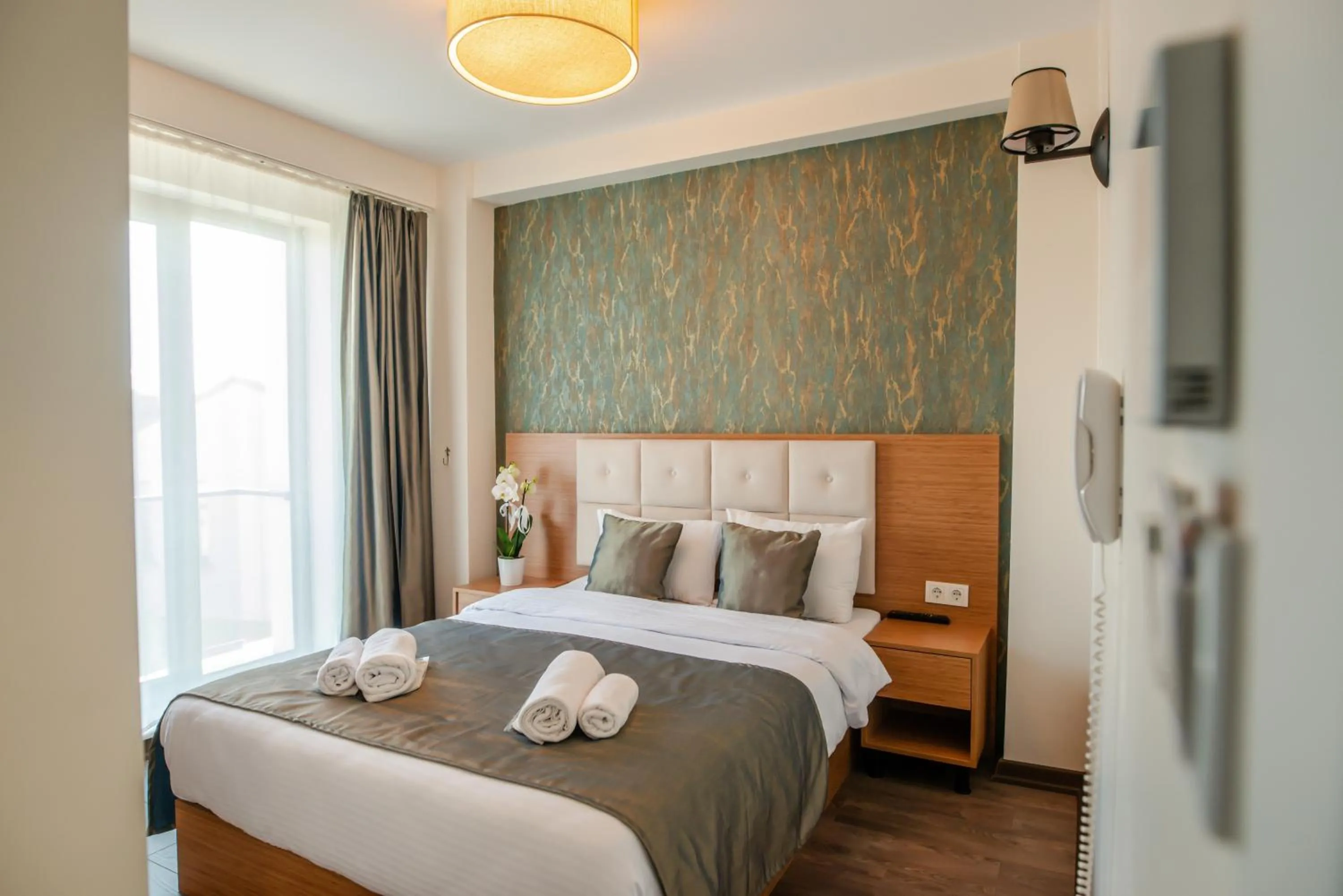 Photo of the whole room, Bed in The Camelot Hotel