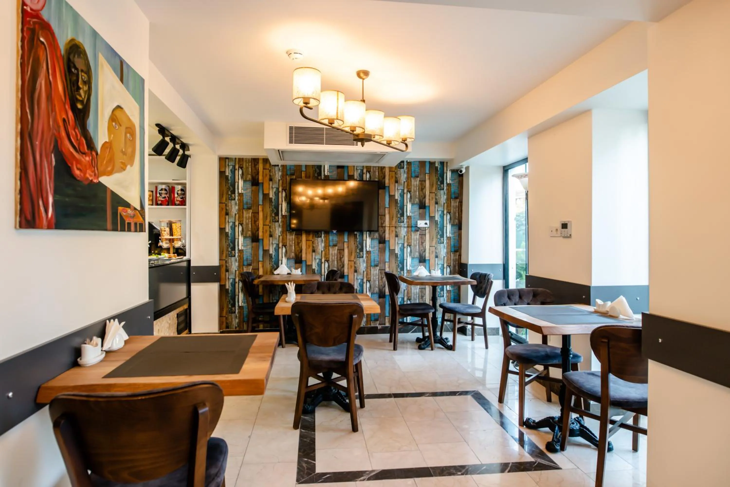 Restaurant/places to eat in The Camelot Hotel