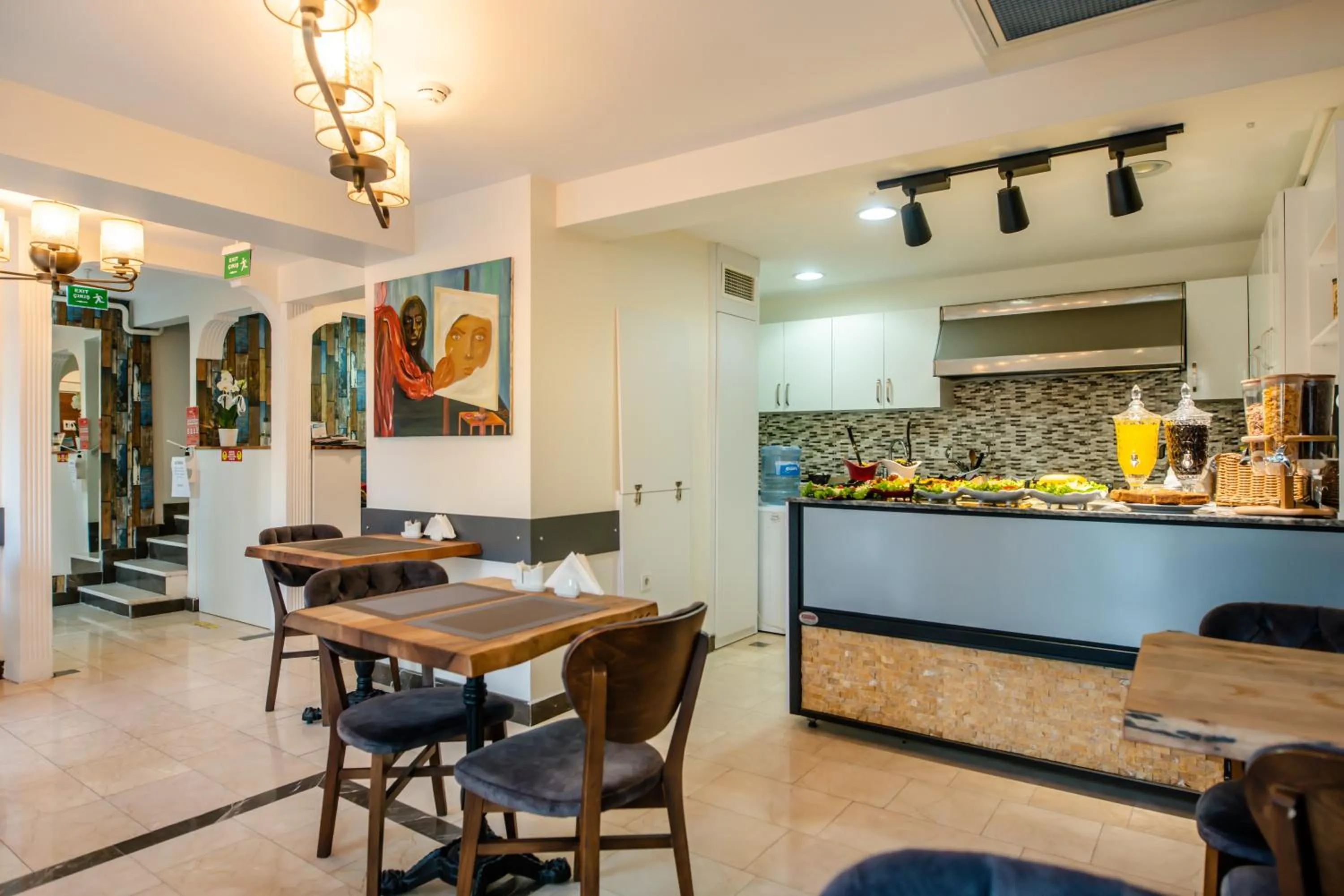 Restaurant/places to eat in The Camelot Hotel