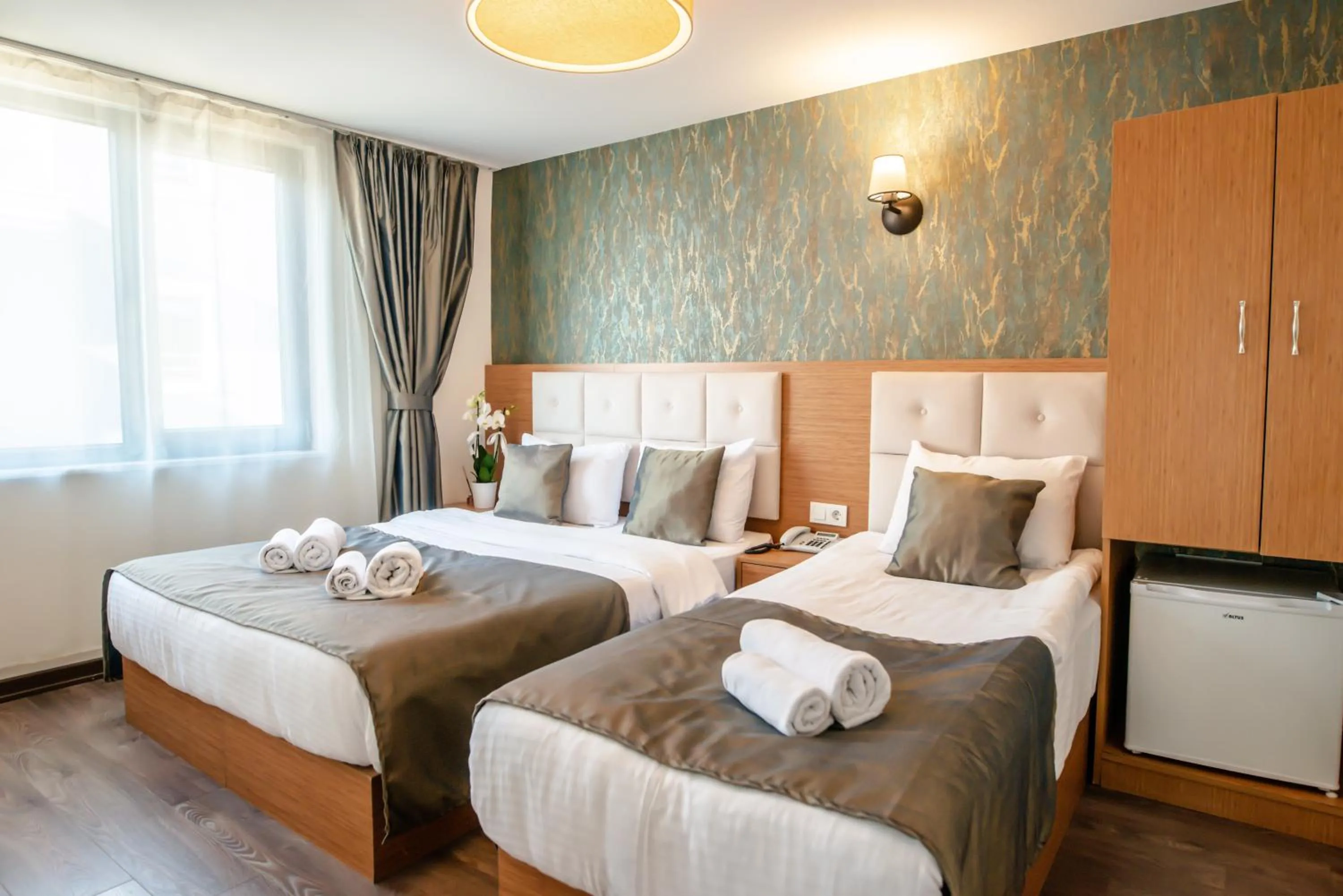 Photo of the whole room, Bed in The Camelot Hotel