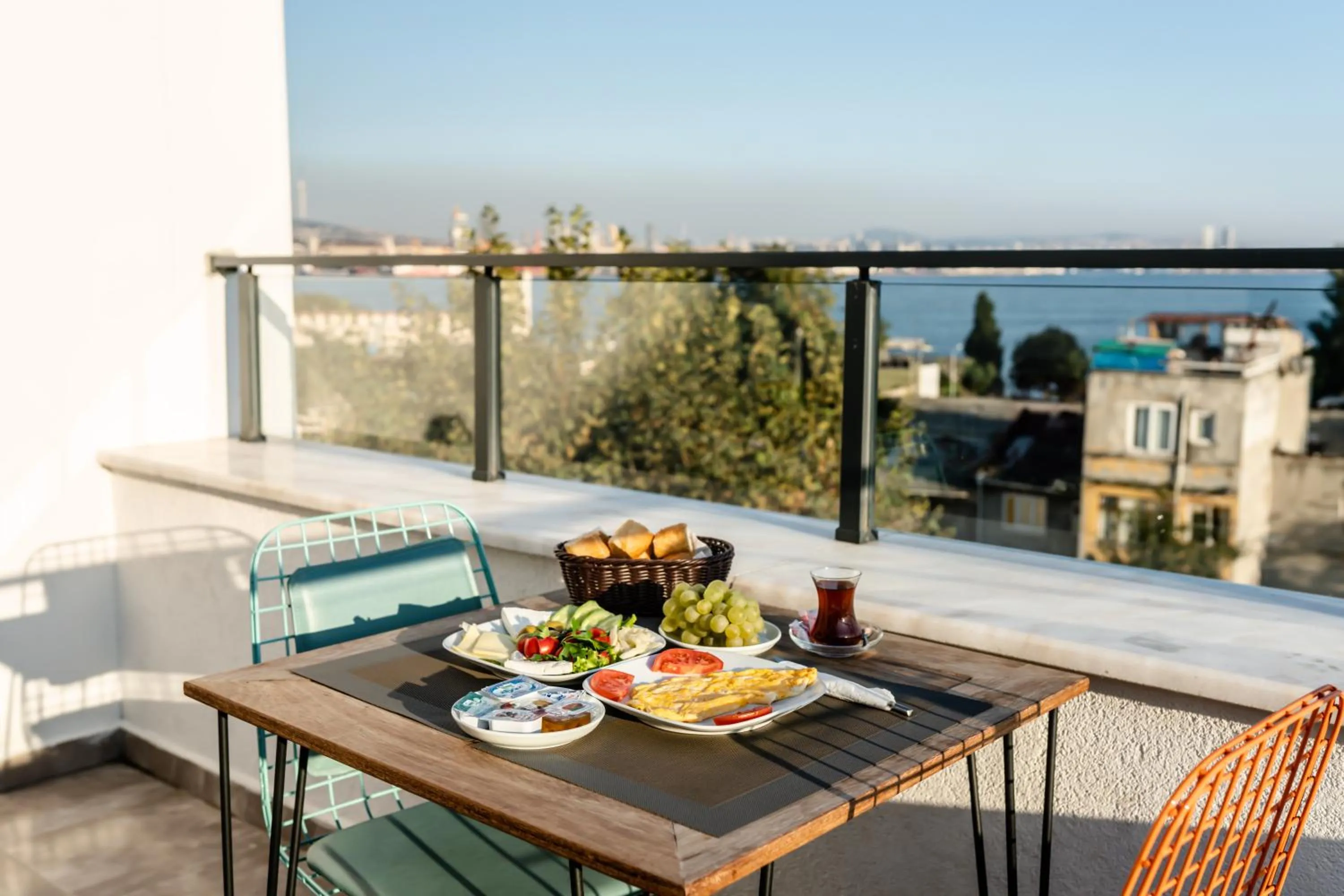 Restaurant/places to eat in The Camelot Hotel