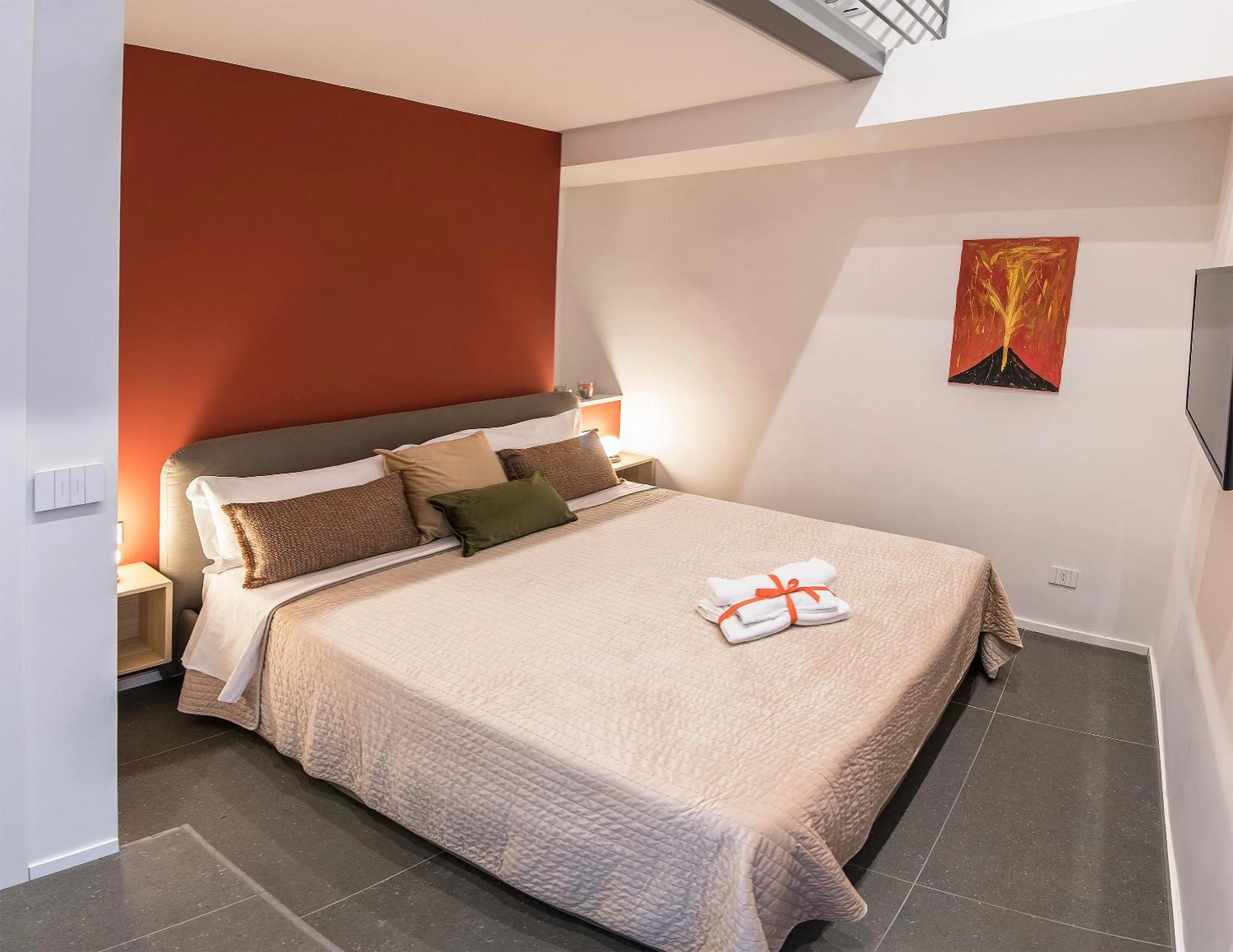 Photo of the whole room, Bed in Three Houses Toledo