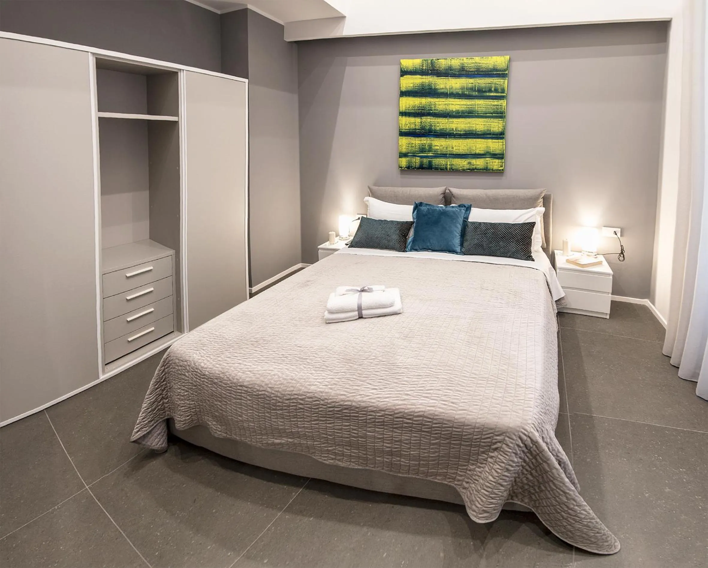 Photo of the whole room, Bed in Three Houses Toledo