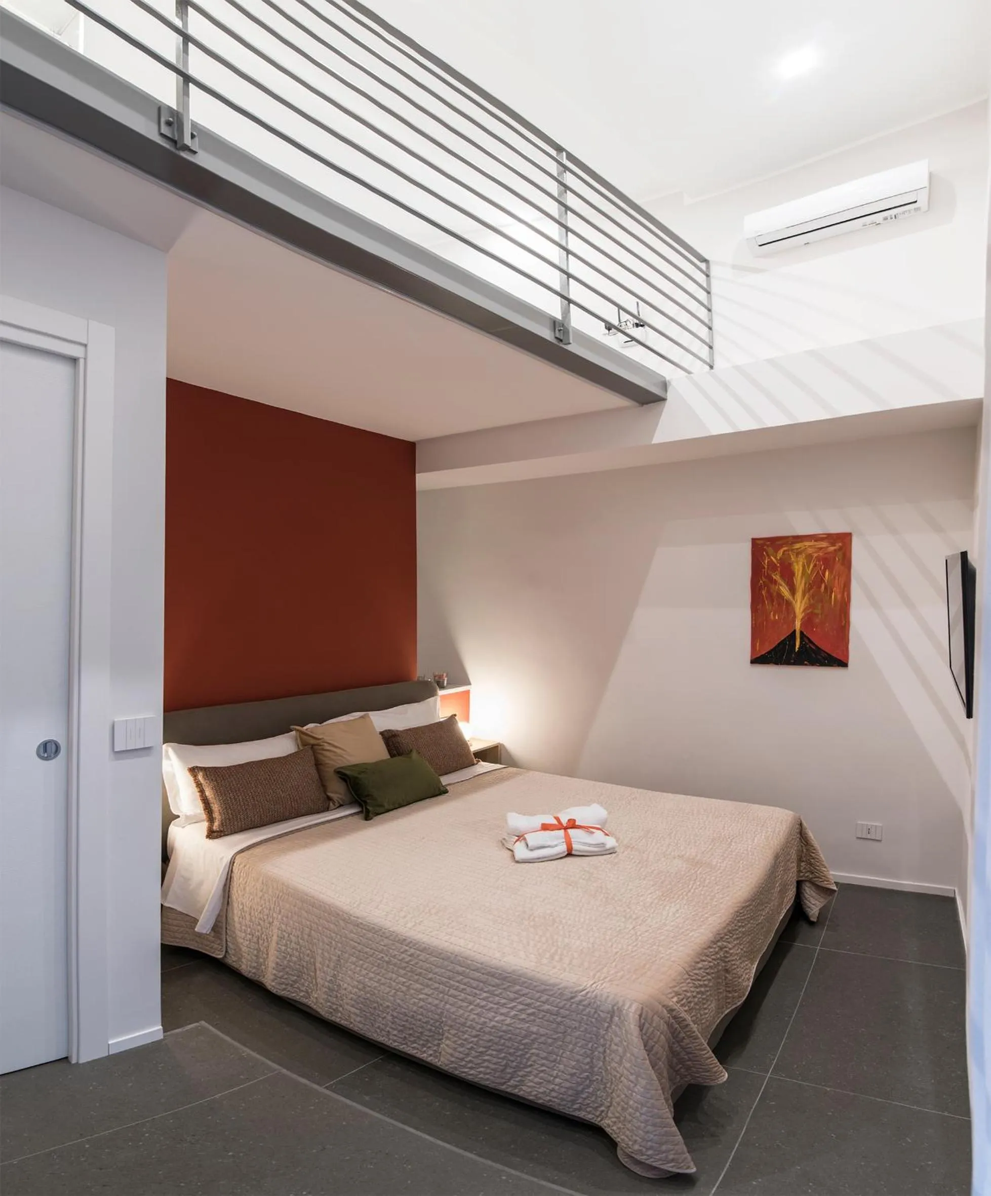 Photo of the whole room, Bed in Three Houses Toledo
