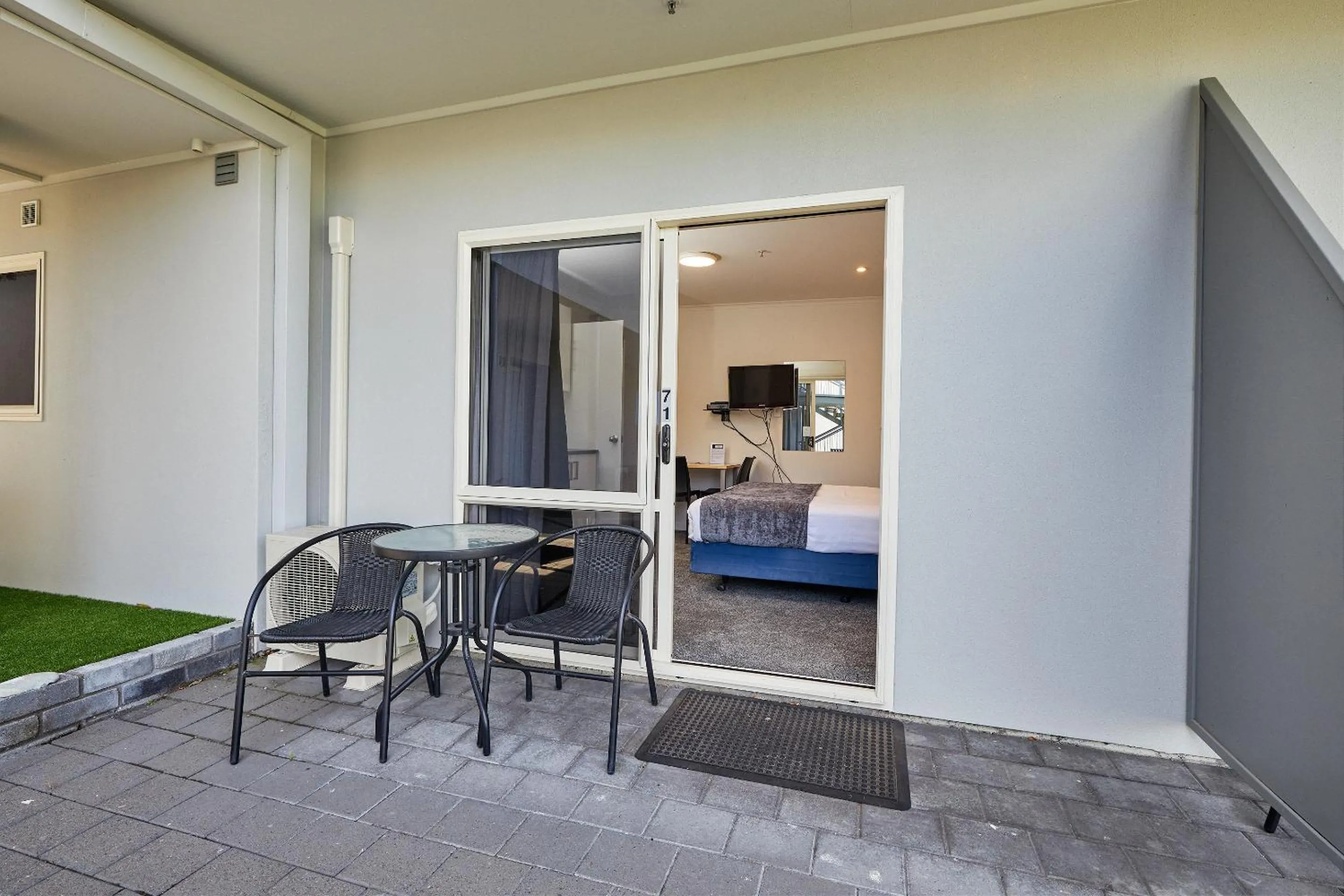 Patio, Bed in The White Morph - Heritage Collection