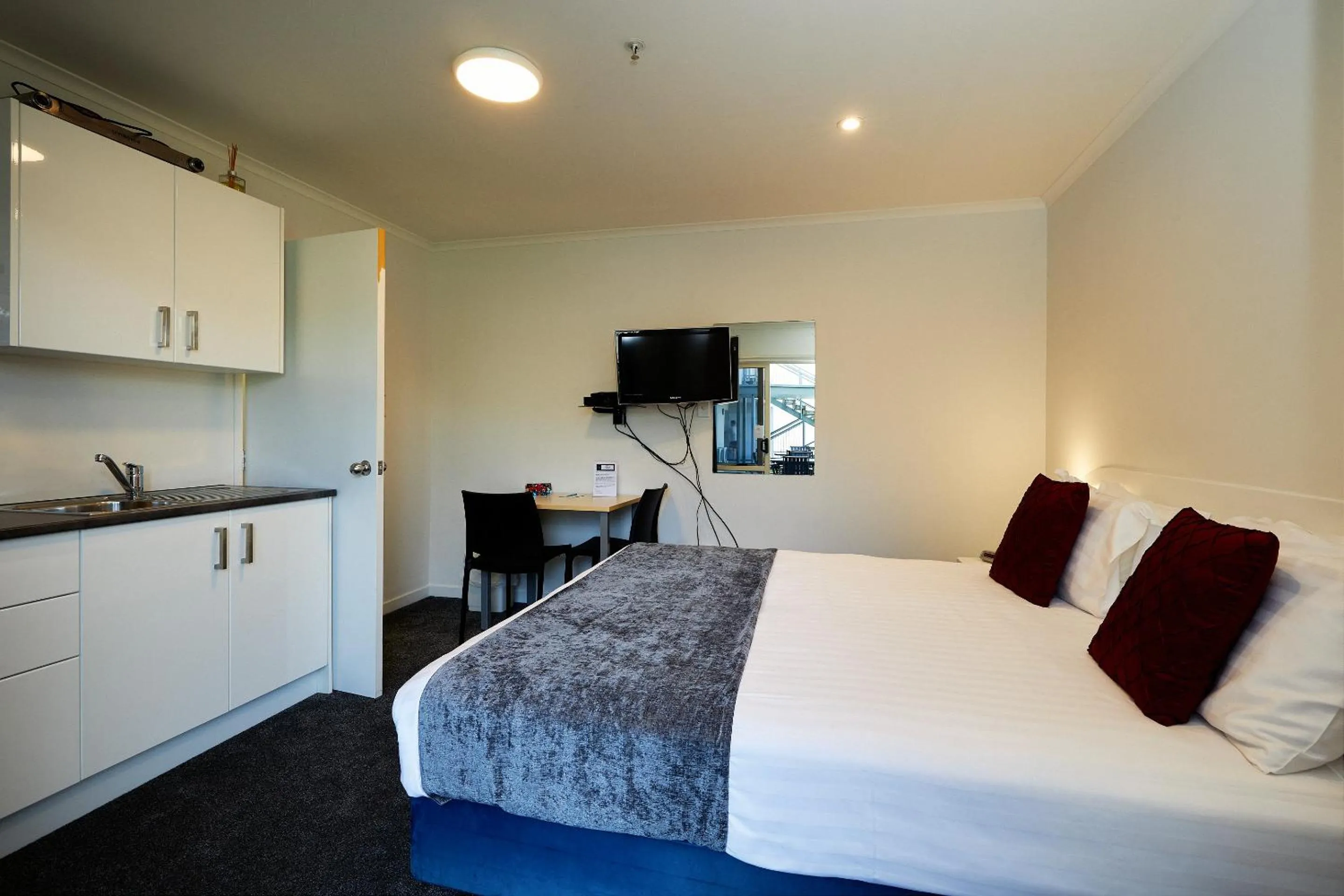 Photo of the whole room, Bed in The White Morph - Heritage Collection