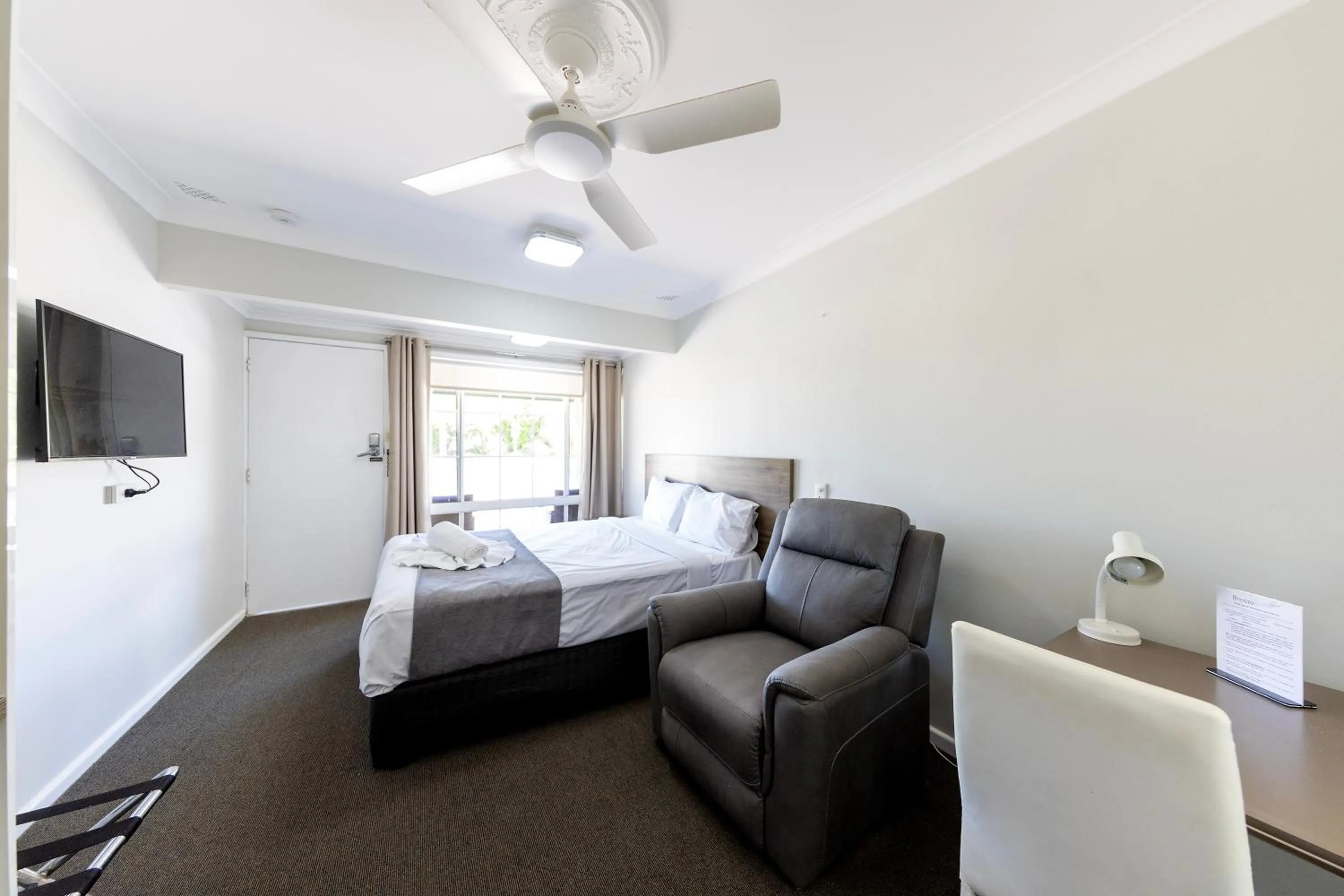 Bed in Breeze Inn 13 Princes Highway, Ulladulla