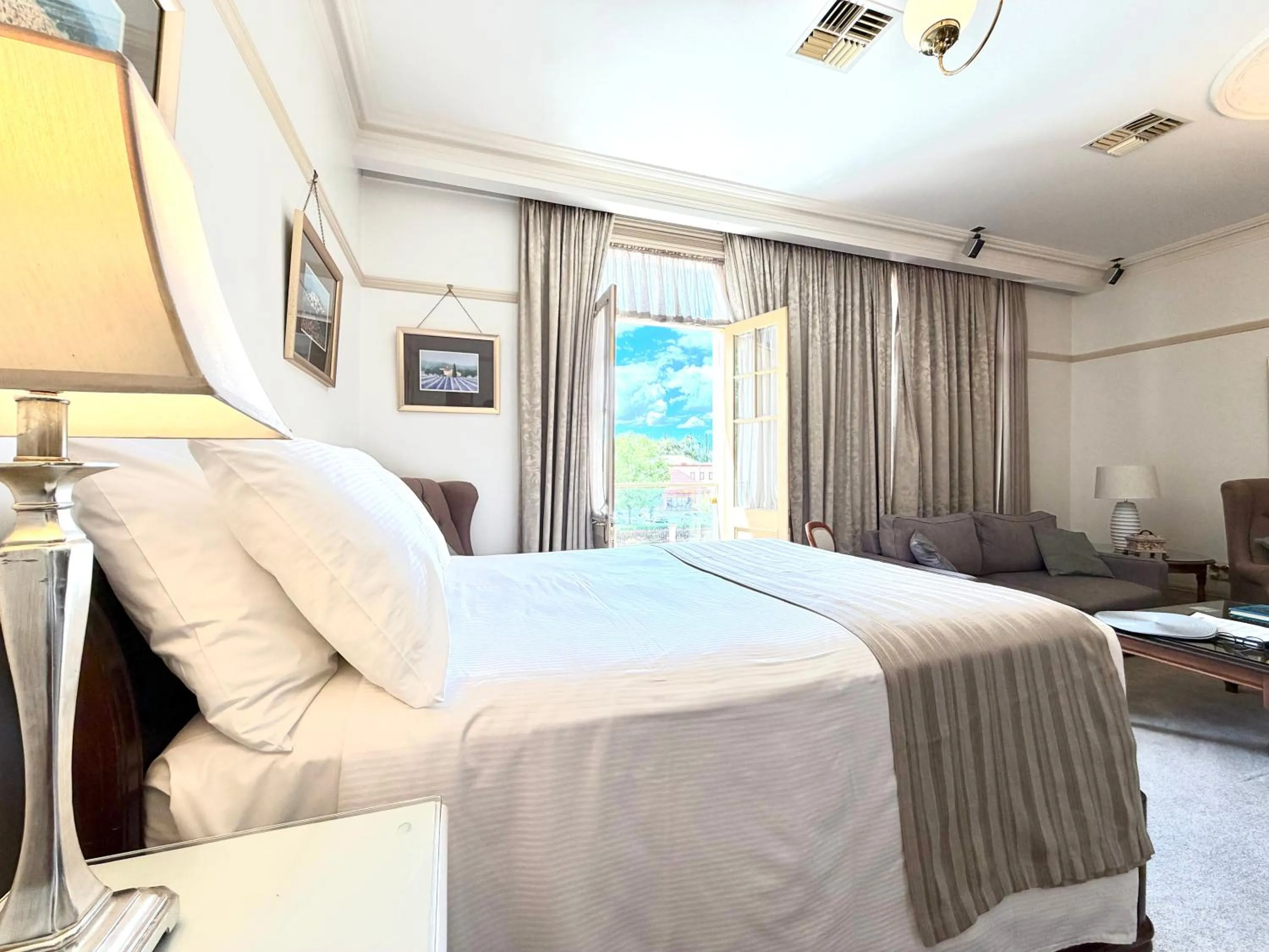 Bed in Cobb & Co Court Boutique Hotel