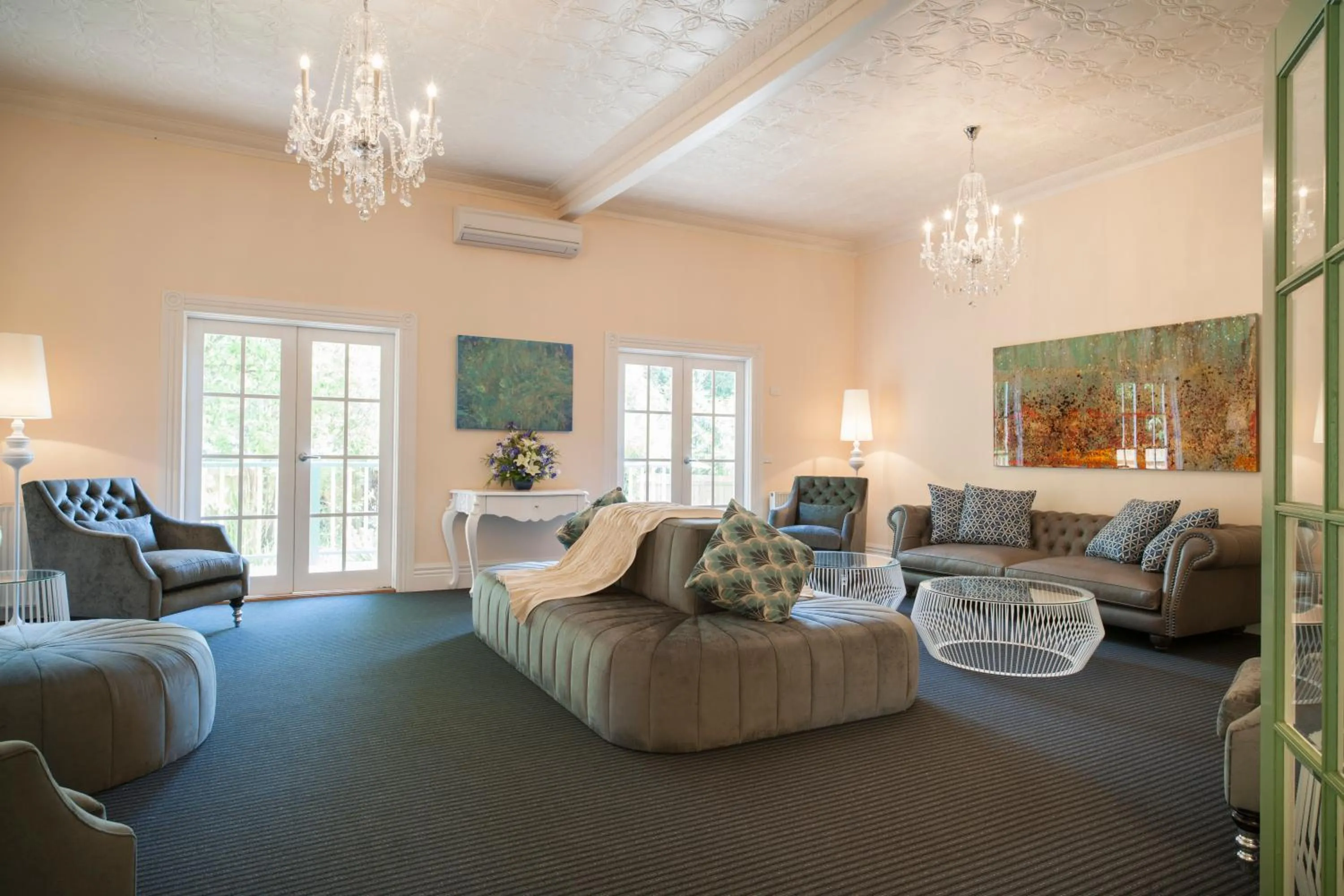 Living room in Oscar's On The Yarra