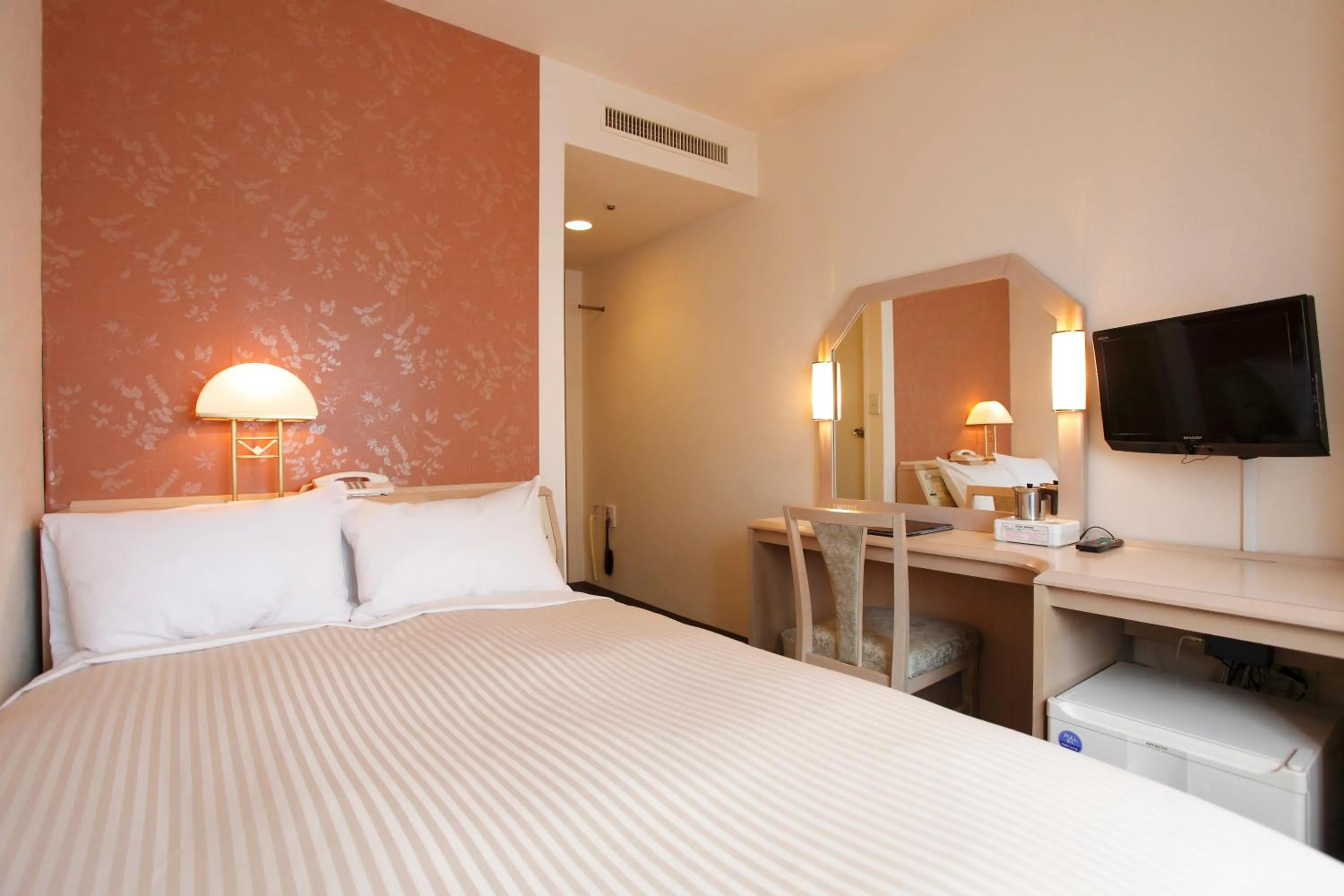 Photo of the whole room, Bed in Aizuwakamatsu Washington Hotel