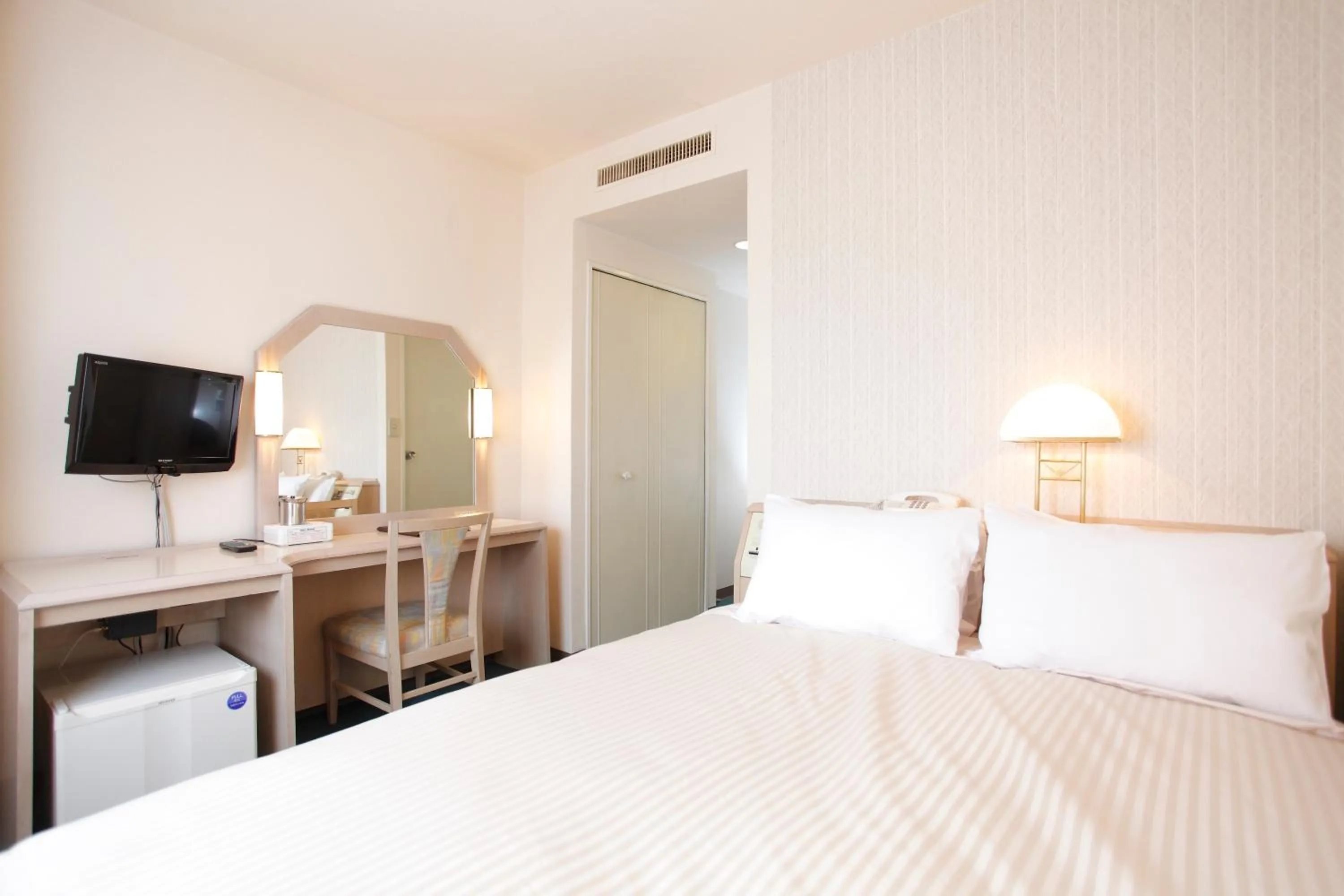 Photo of the whole room, Bed in Aizuwakamatsu Washington Hotel