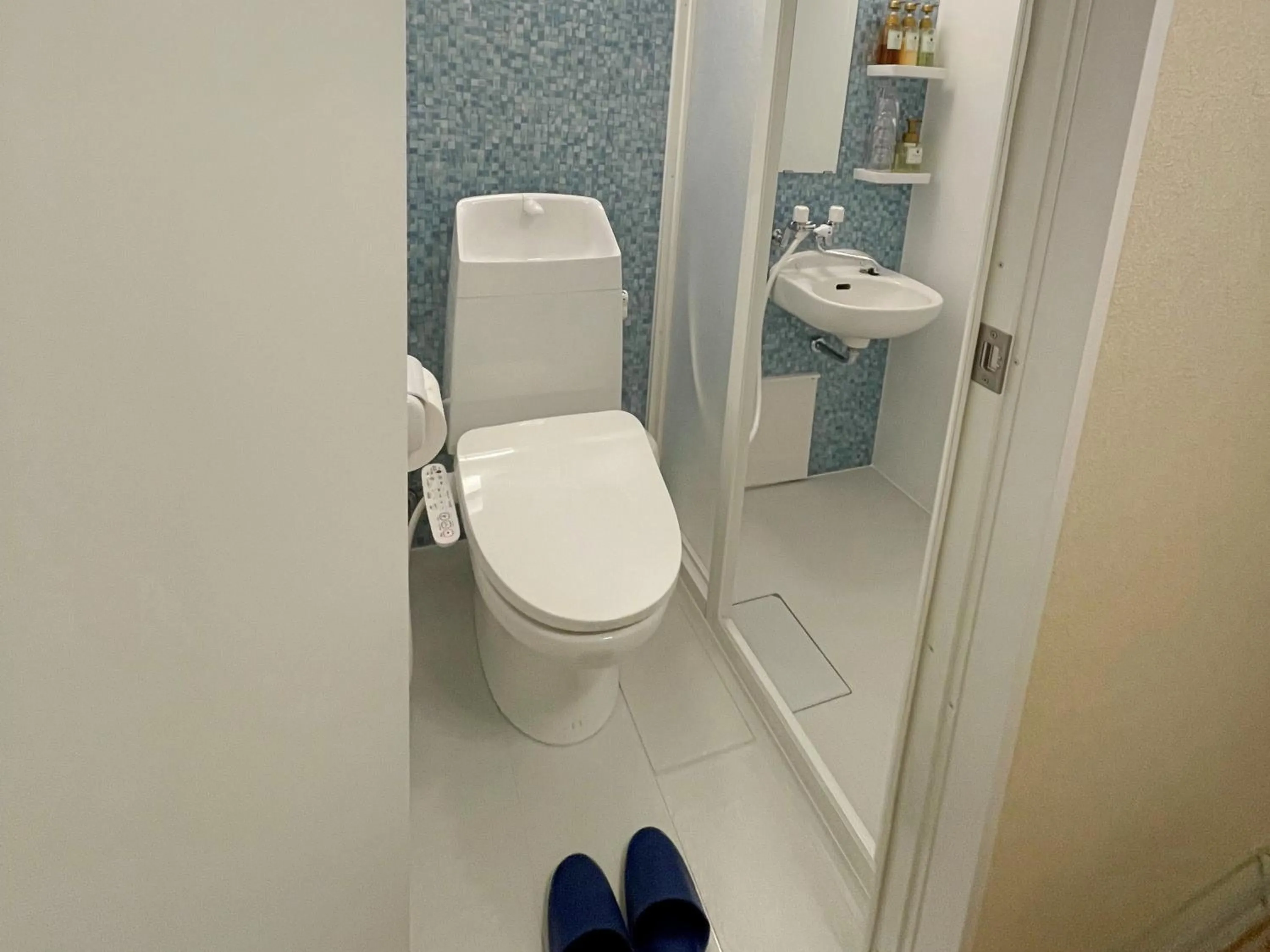 Shower in Ishinoyu Lodge