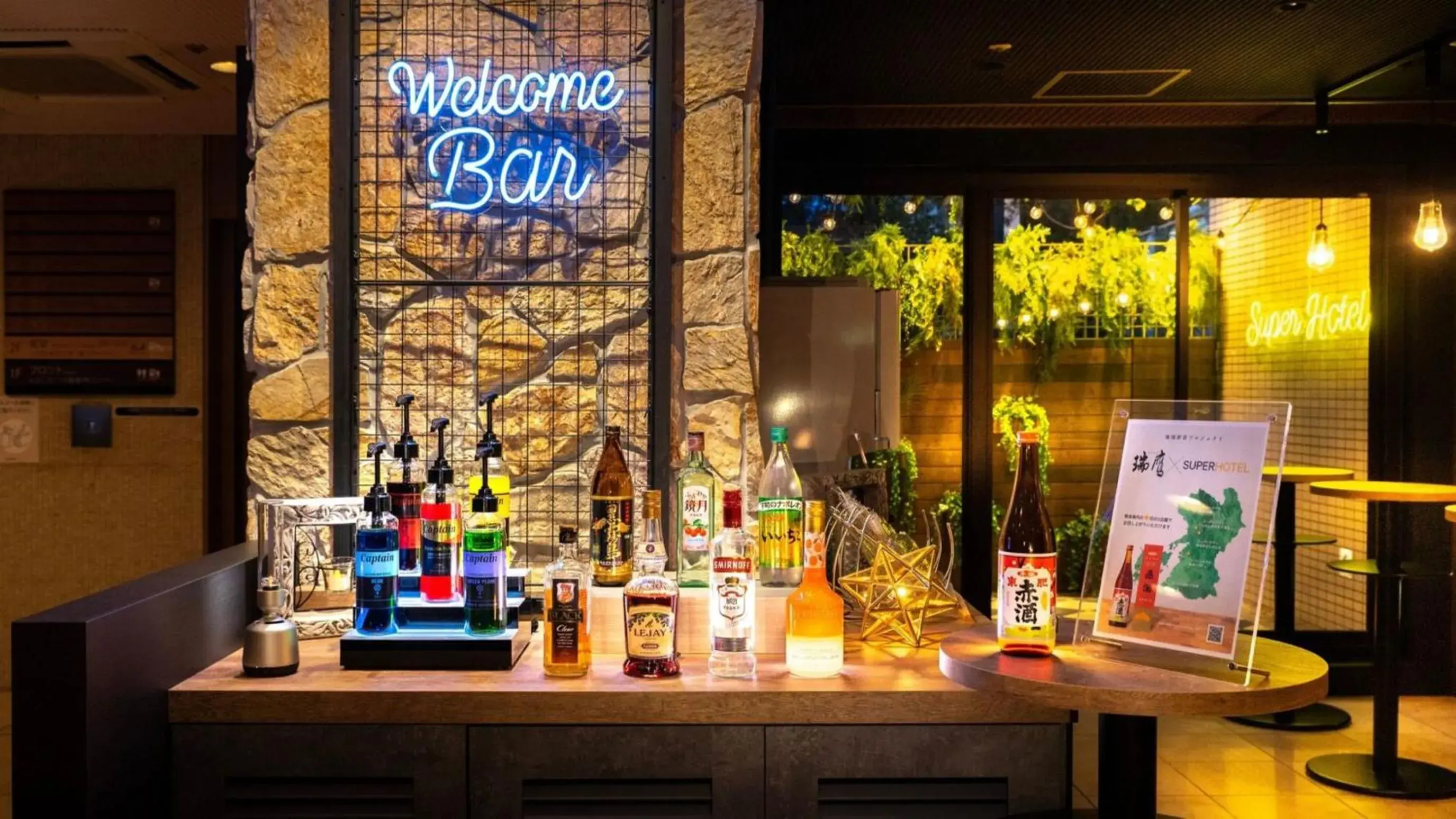 Lounge or bar in Natural Hot Spring SUPER HOTEL Kumamoto Chamber of Commerce Lounge or bar in Natural Hot Spring SUPER HOTEL Kumamoto Chamber of Commerce